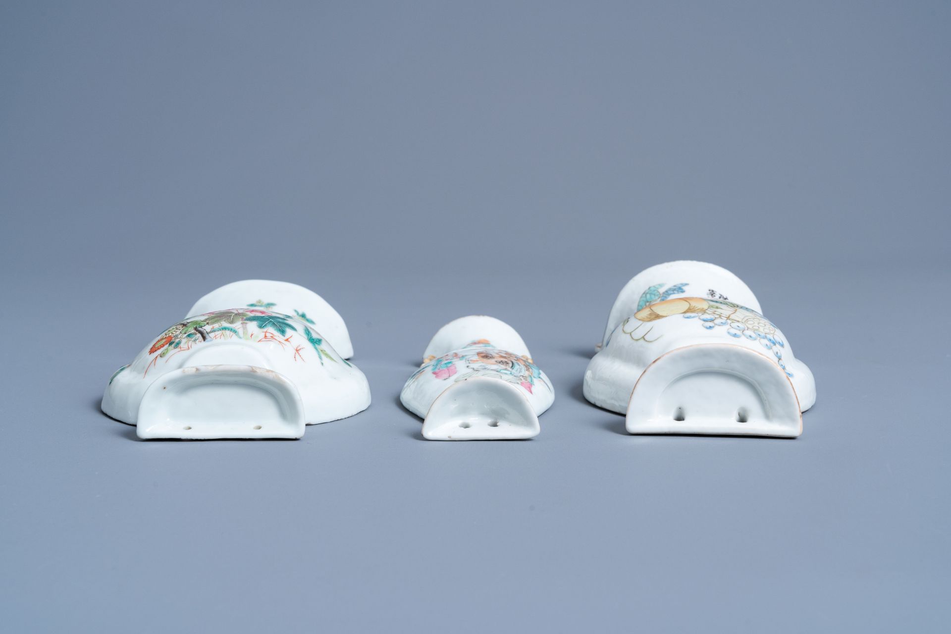 A varied collection of Chinese famille rose porcelain, 19th/20th C. - Image 9 of 15