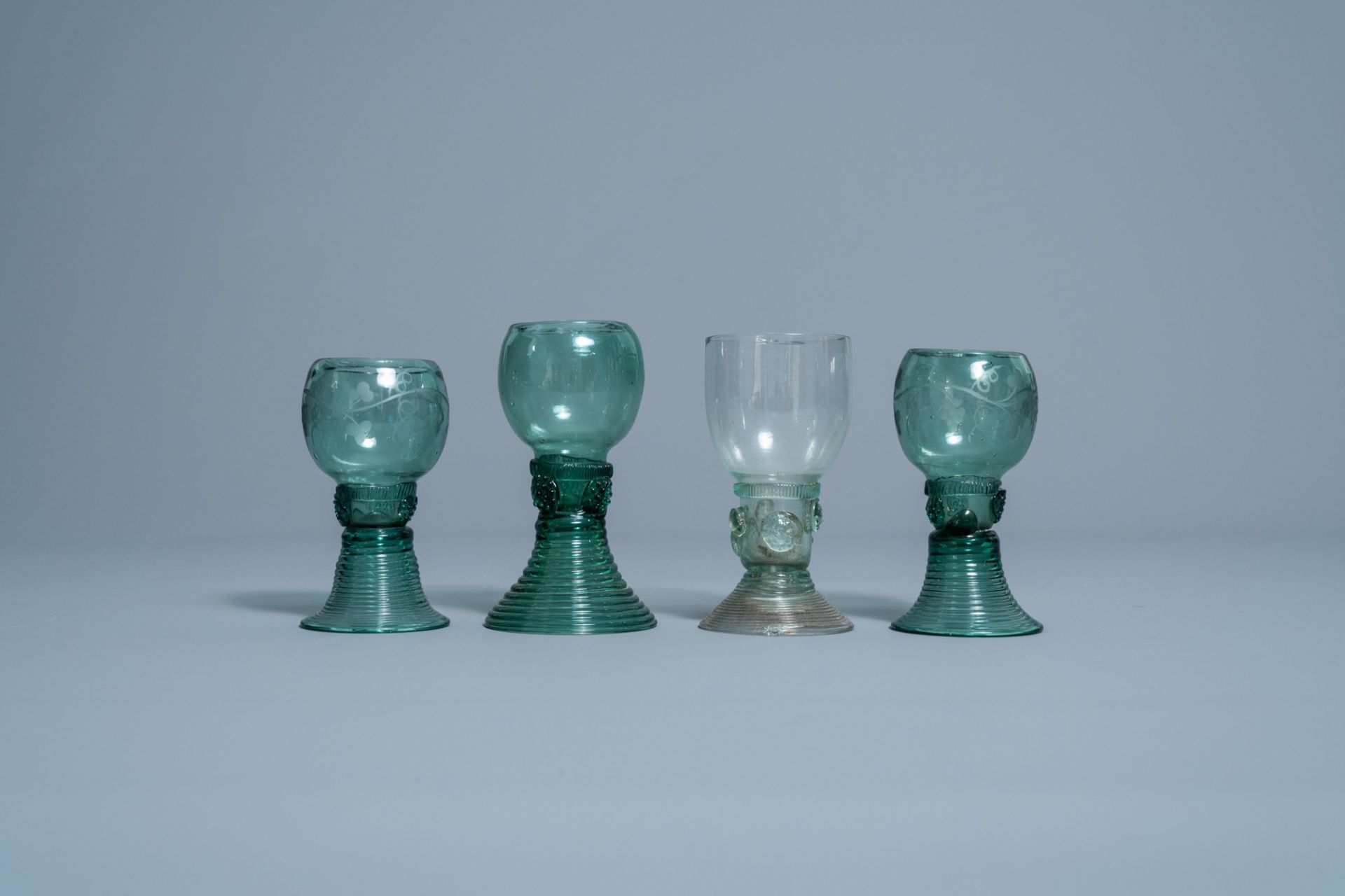Four Dutch waldglas roemers with raspberry prunts, two of which decorated with grapevines, 18th/19th - Bild 5 aus 7