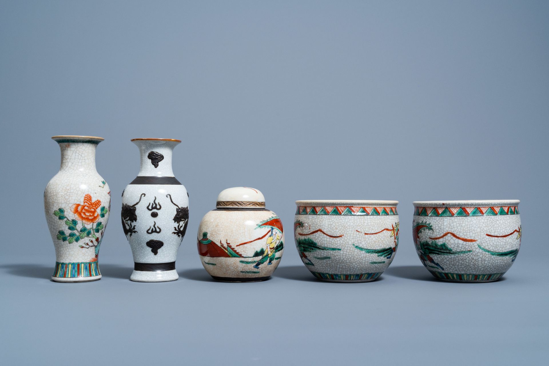 A varied collection of Chinese Nanking crackle glazed famille verte porcelain and a 'dragons' vase, - Bild 5 aus 7