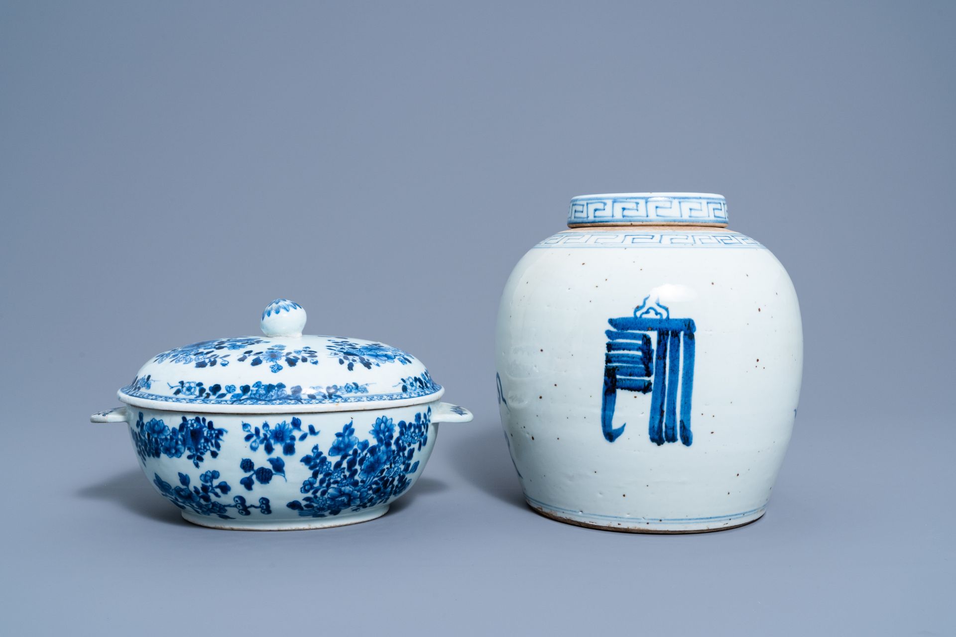 A Chinese blue and white 'antiquities' jar and cover and a tureen and cover with floral design, Qian - Image 5 of 8