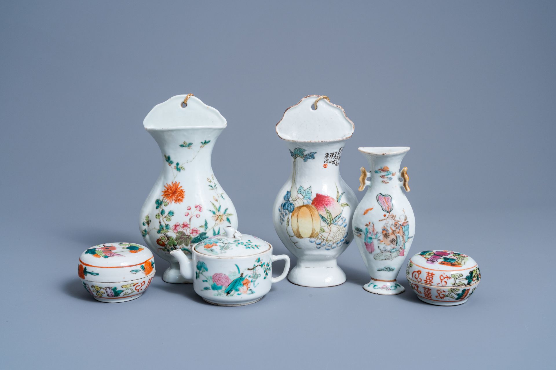 A varied collection of Chinese famille rose porcelain, 19th/20th C. - Image 2 of 15