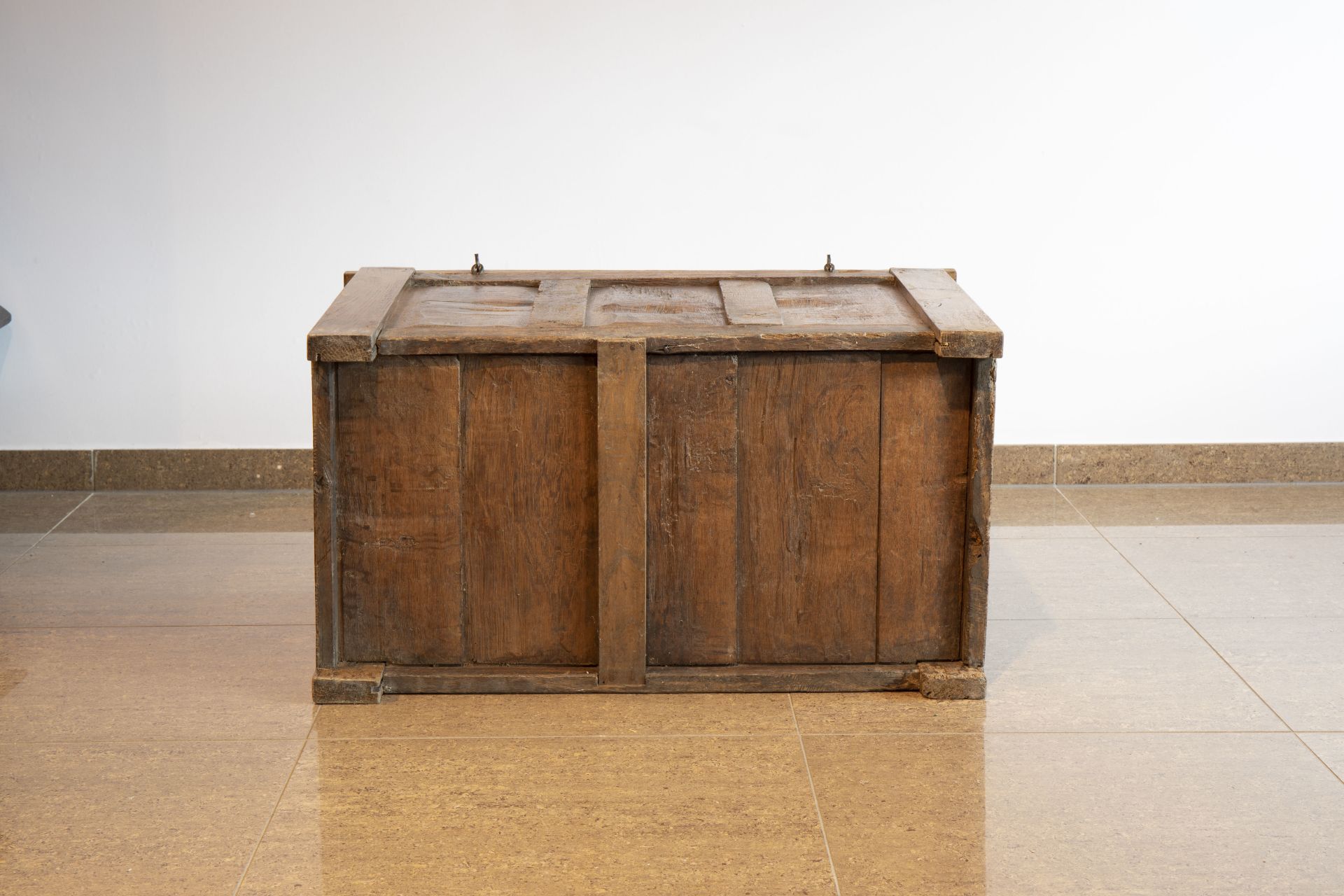 A Gothic revival oak wooden chest, 19th C. and earlier - Image 8 of 8