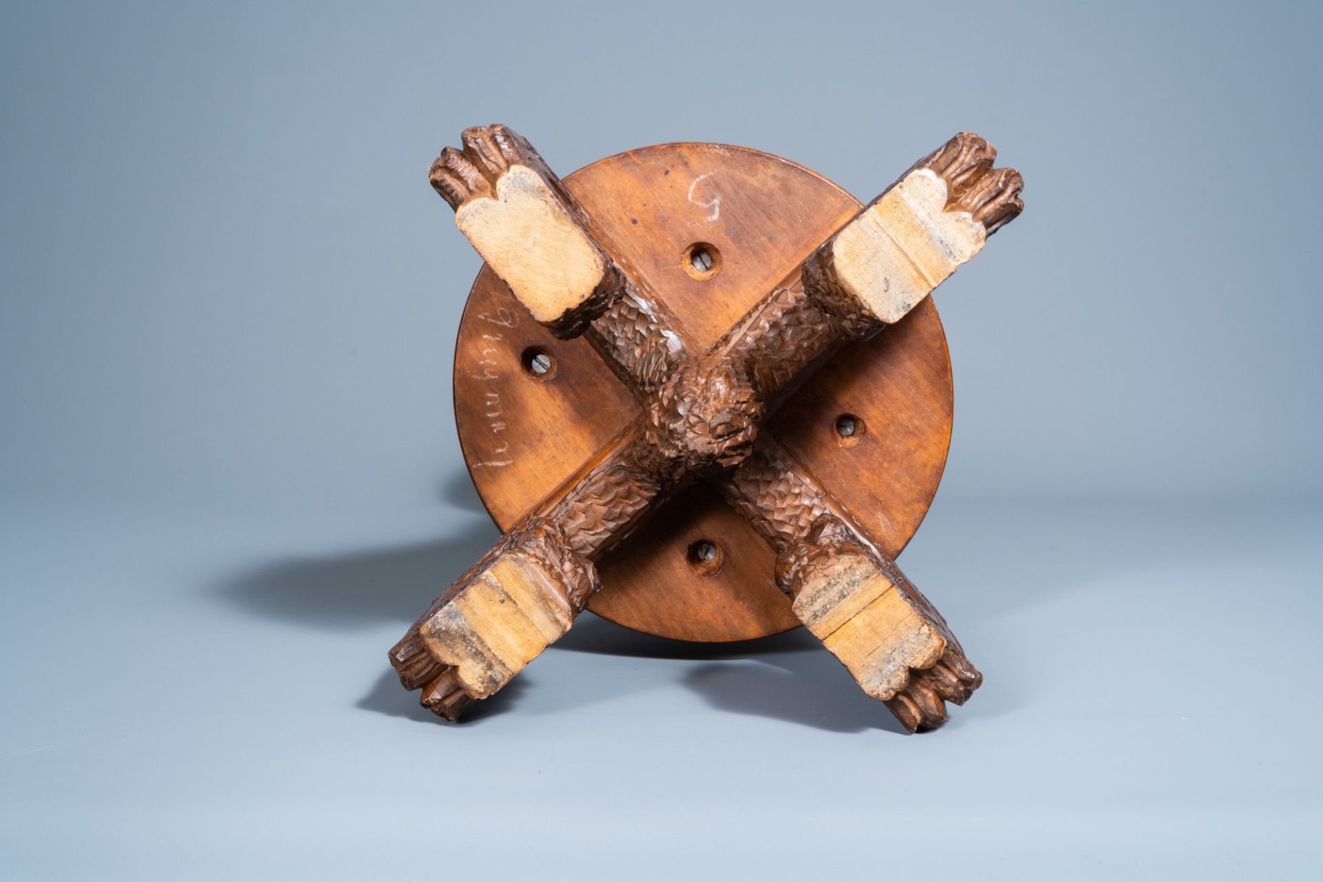 A carved wooden glass eyed bear shaped plant stand, Black Forest, first half of the 20th C. - Image 11 of 11