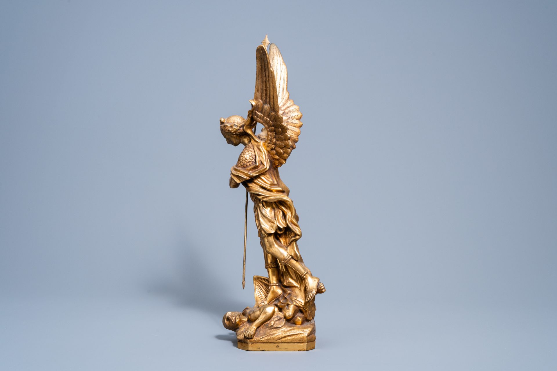 European school: Saint Michael the Archangel slaying the devil, gilt bronze, 19th/20th C. - Image 4 of 9