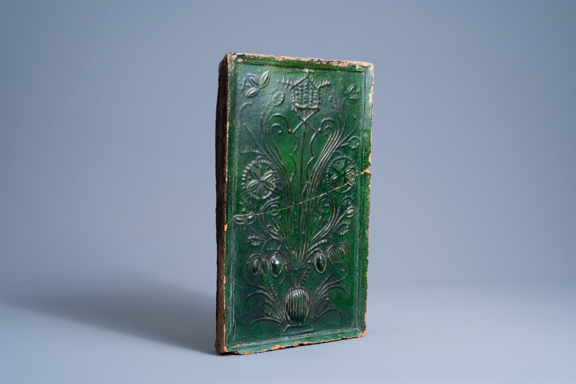 A German green glazed earthenware stove tile with floral design, 16th/17th C. - Image 3 of 3