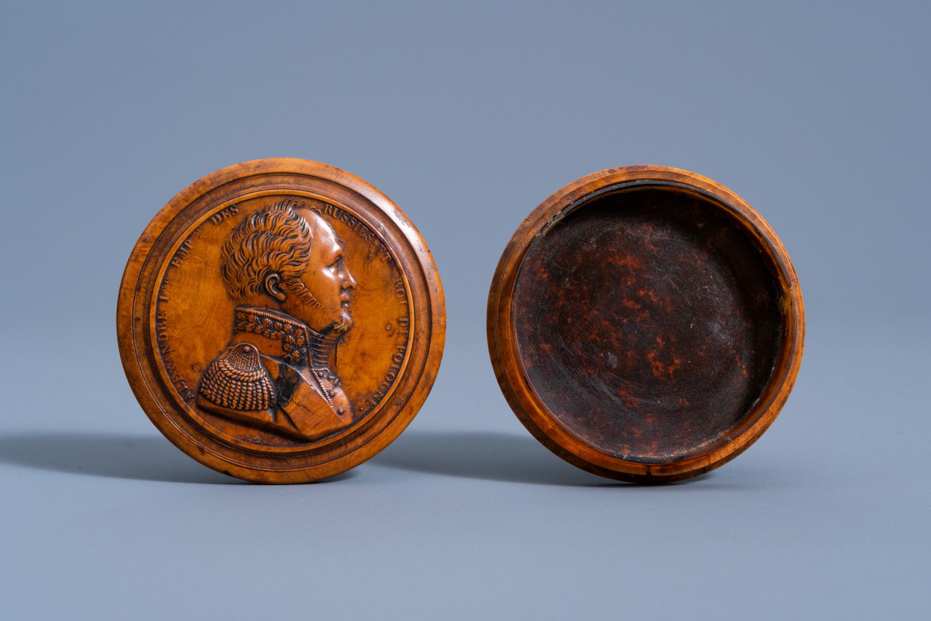 A burl wood and horn snuff box with a relief portrait of the Russian Emperor Alexander I, 19th C. - Image 3 of 8