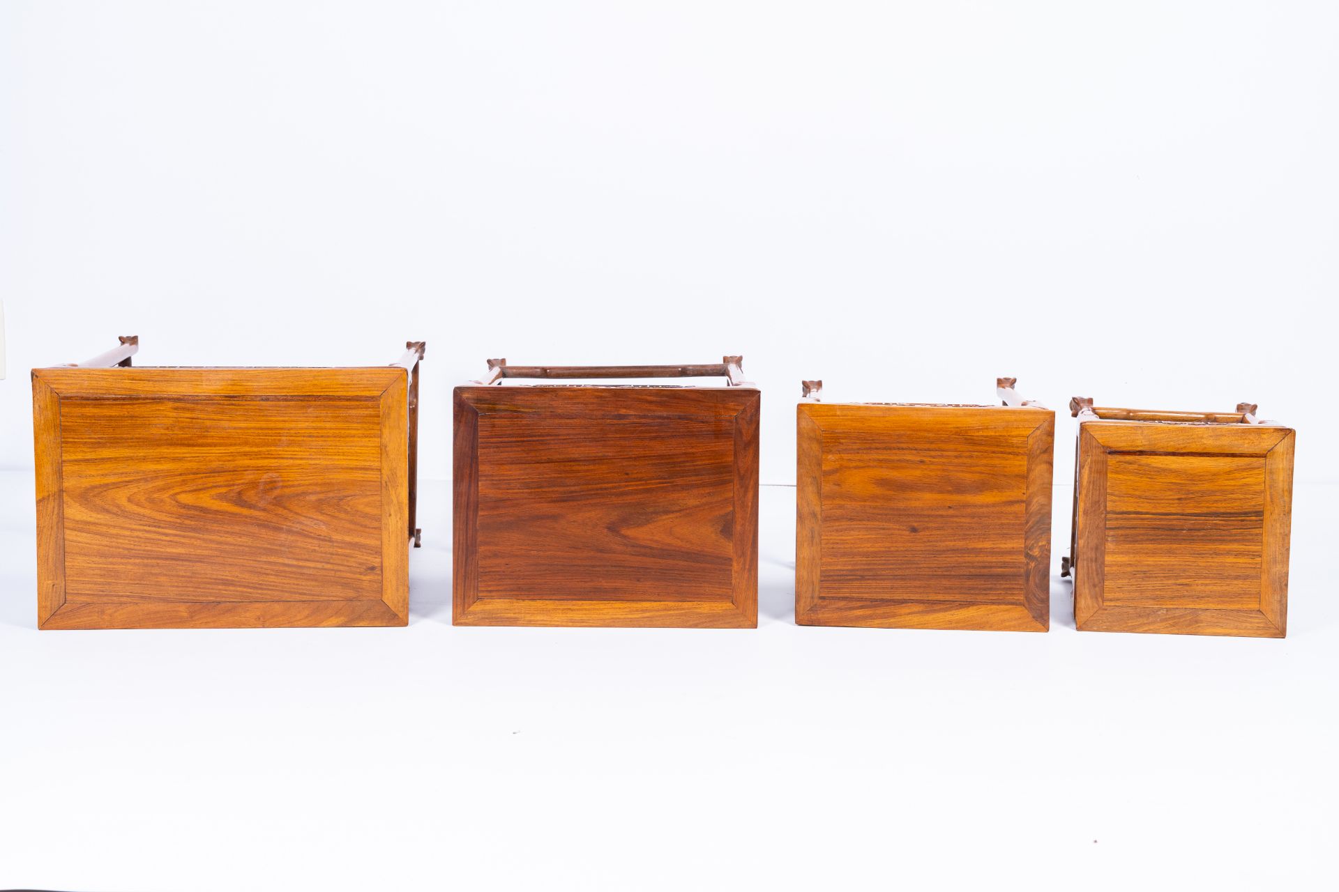 Four Chinese rectangular wood gigogne side tables, 20th C. - Bild 7 aus 8
