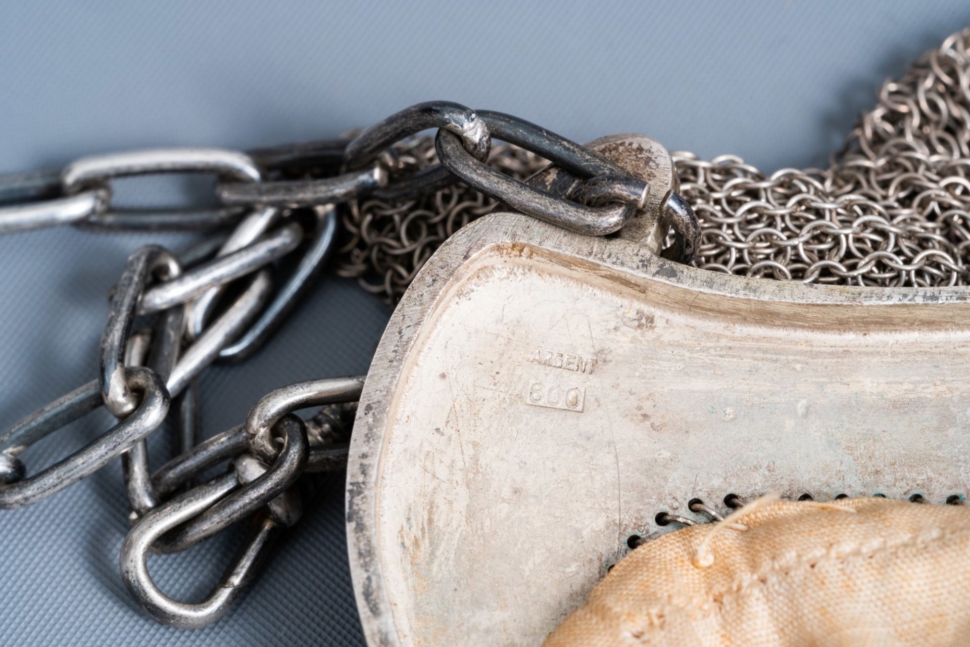 Four various French silver chainmail purses, 800/000, 19th/20th C. - Image 15 of 16