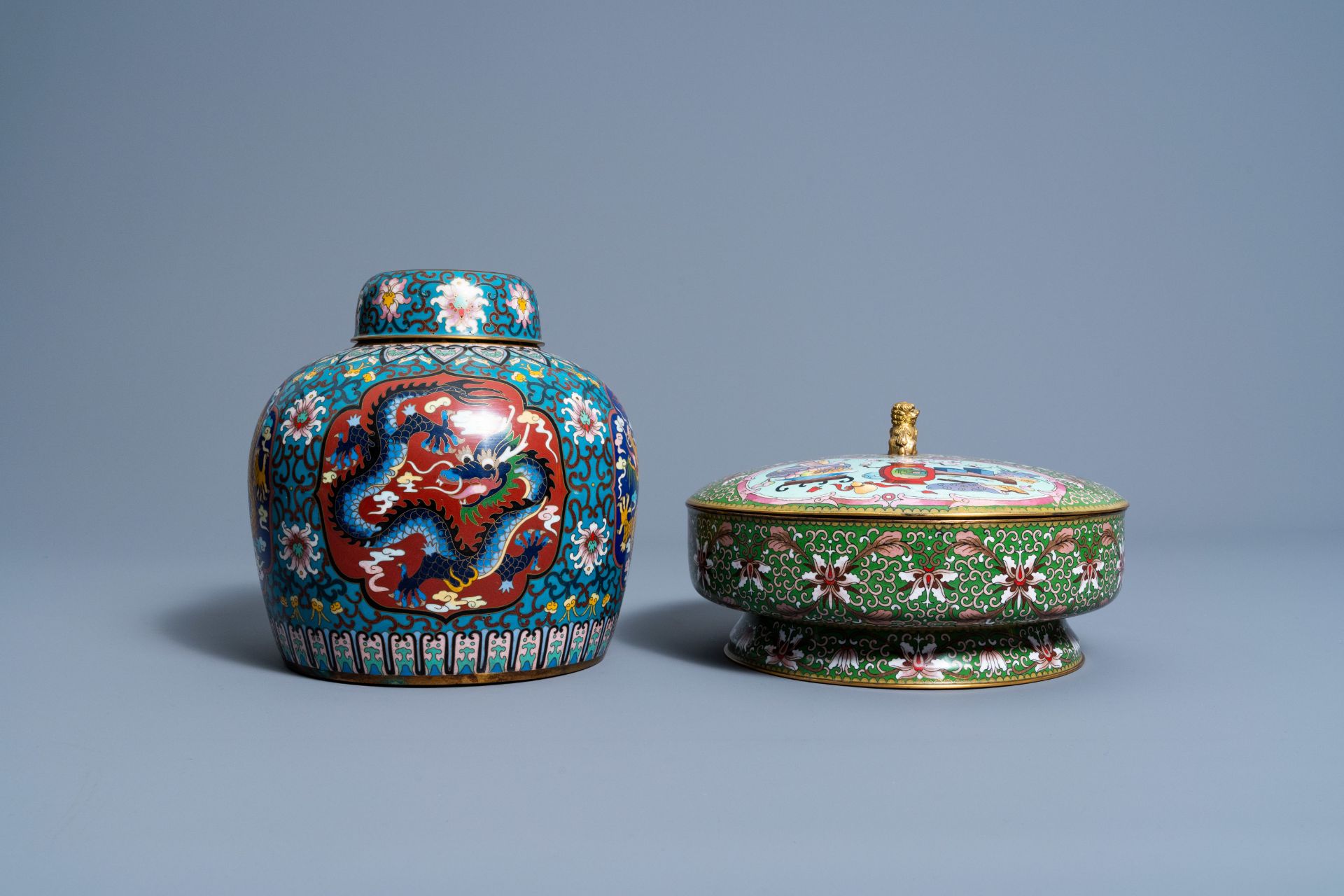 Two Chinese cloisonnŽ jars and covers and a 'flower vases' plate, 20th C. - Image 6 of 9