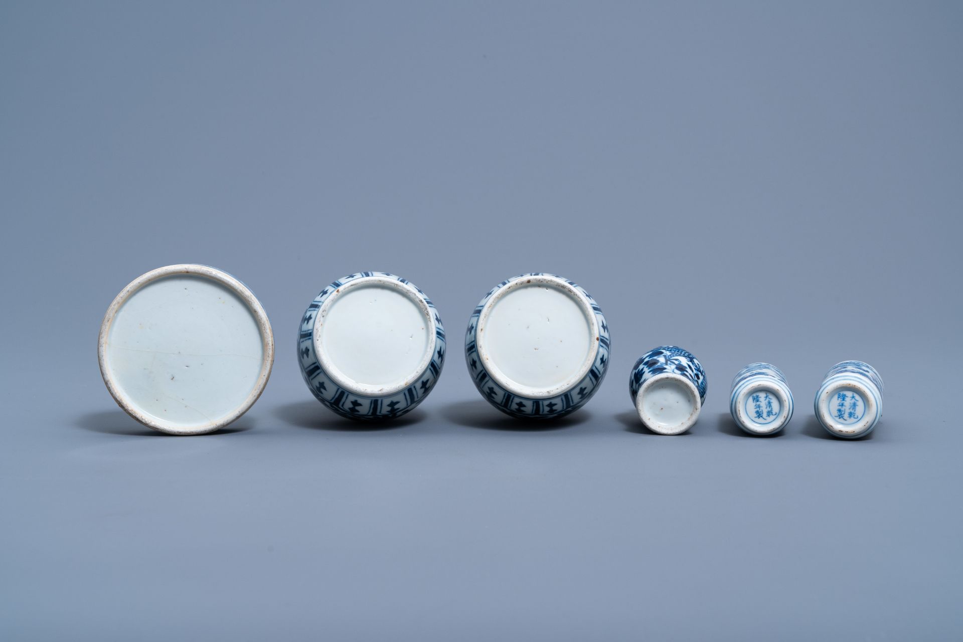 A varied collection of Chinese blue and white porcelain, 19th/20th C. - Image 13 of 15