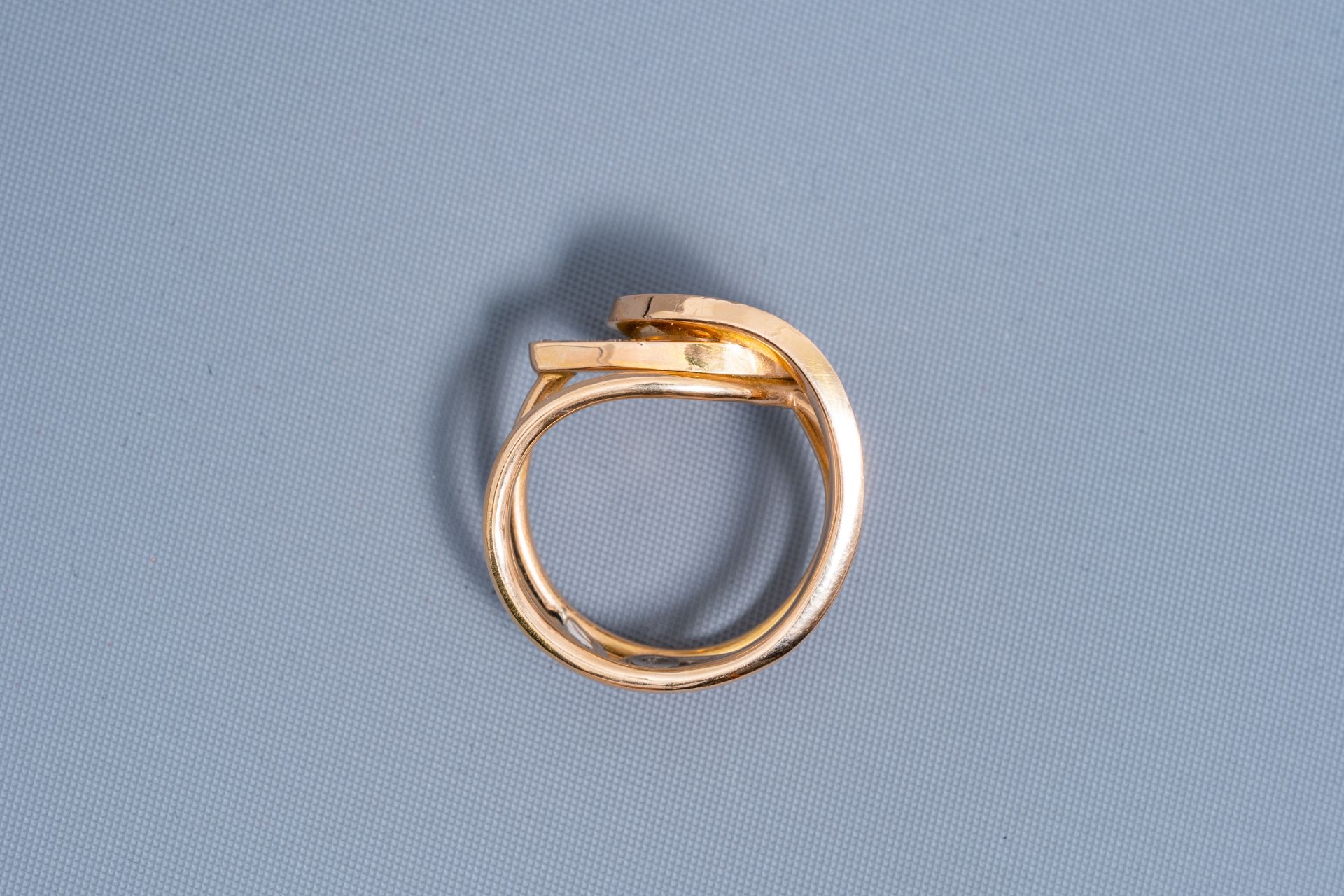 An 18 carat yellow gold ring set with 34 diamonds, 20th C. - Image 4 of 6