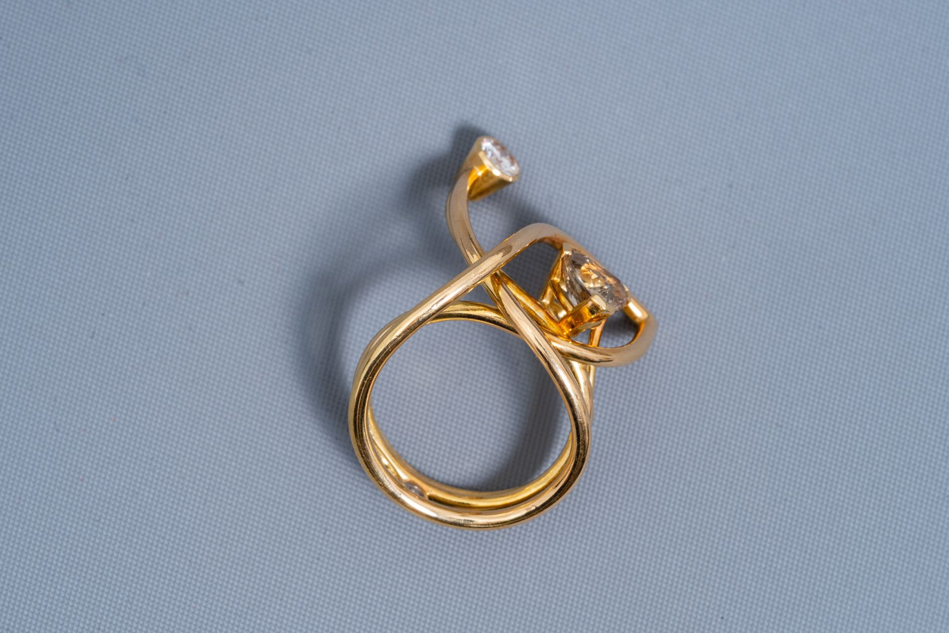 An 18 carat yellow gold ring set with a sapphire and two diamonds, 20th C. - Image 5 of 6