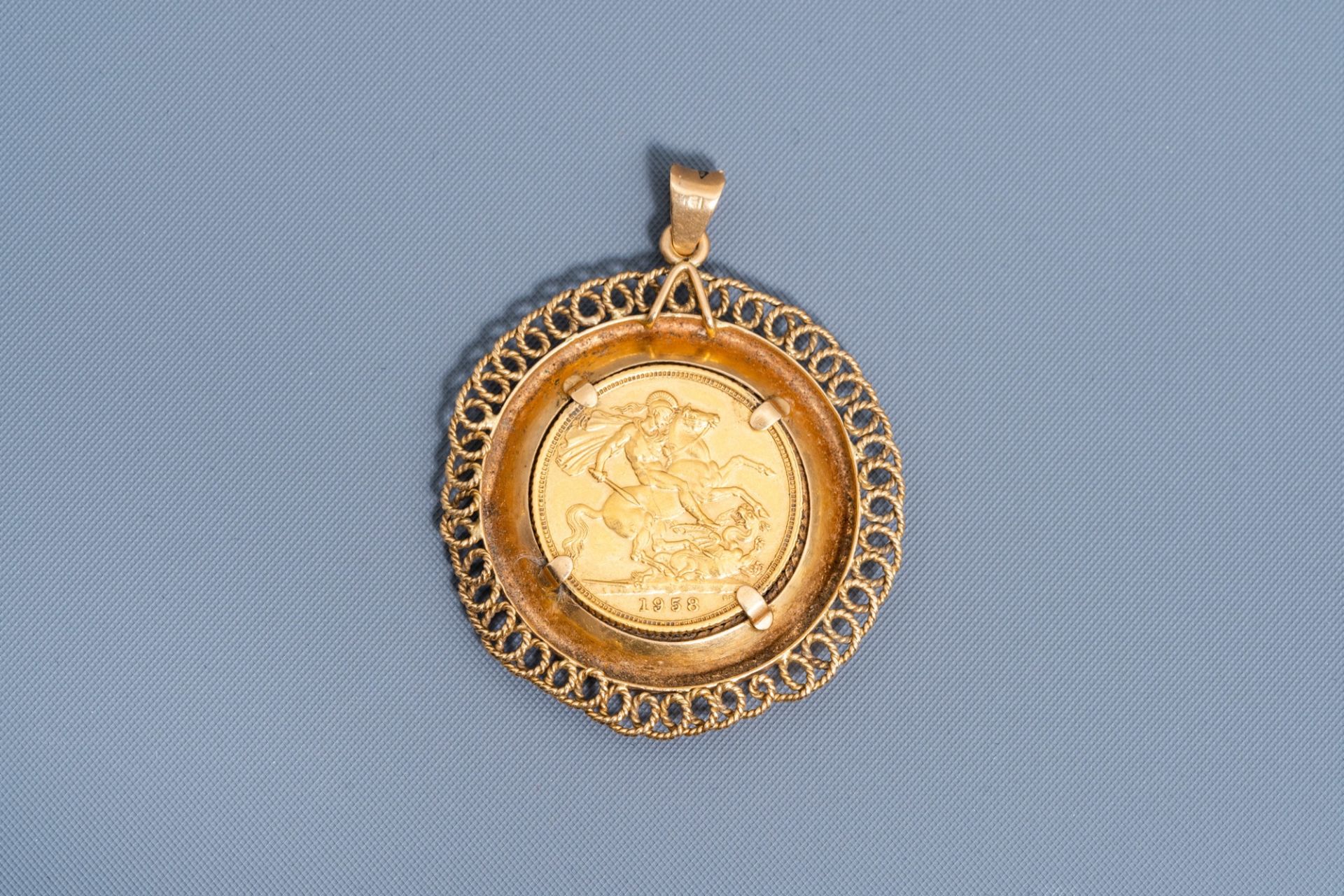 An 18 carat yellow gold pendant set with an 1958 21,6 carat British sovereign, 20th C.