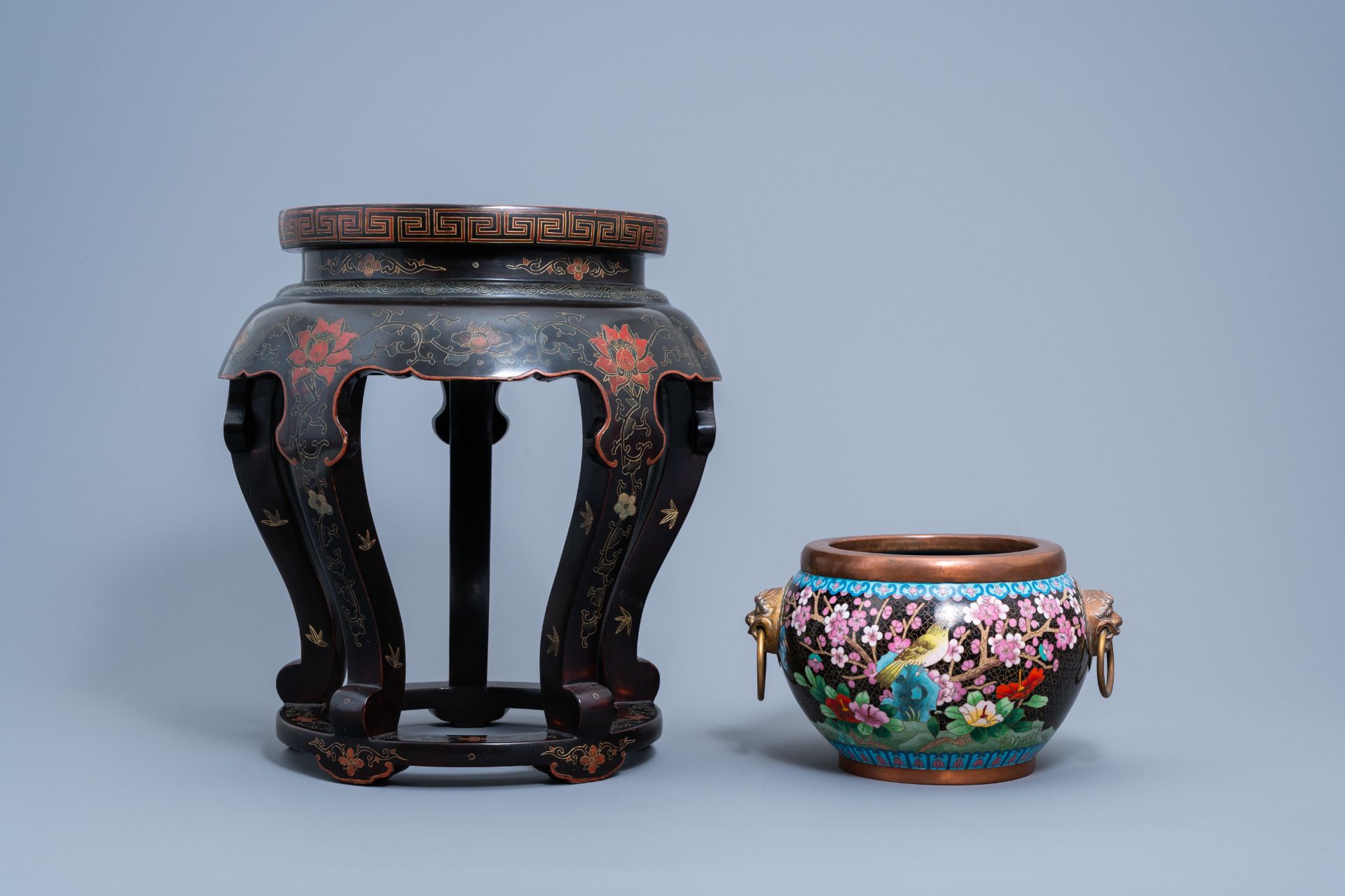 A Chinese lacquered wood stand with cloisonnŽ top with a crane and a cloisonnŽ jardinire with birds - Image 2 of 7