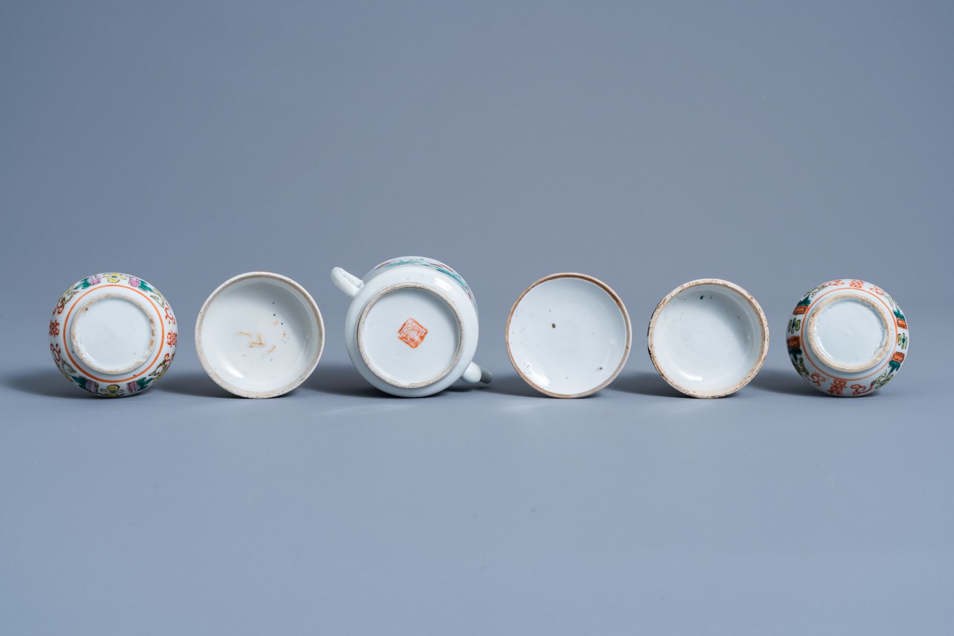 A varied collection of Chinese famille rose porcelain, 19th/20th C. - Image 15 of 15