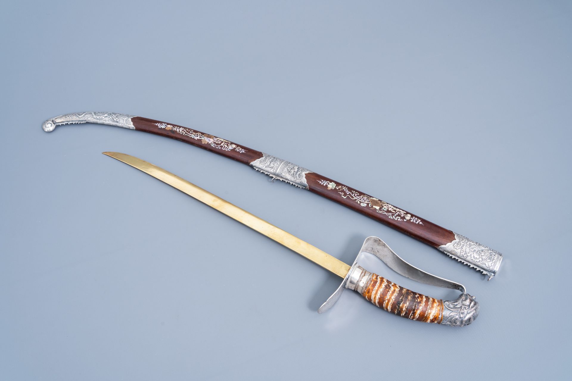 AÊ ceremonial Vietnamese 'guom' sword with silver and mother-of-pearl inlaid wooden scabbard with dr - Image 3 of 13