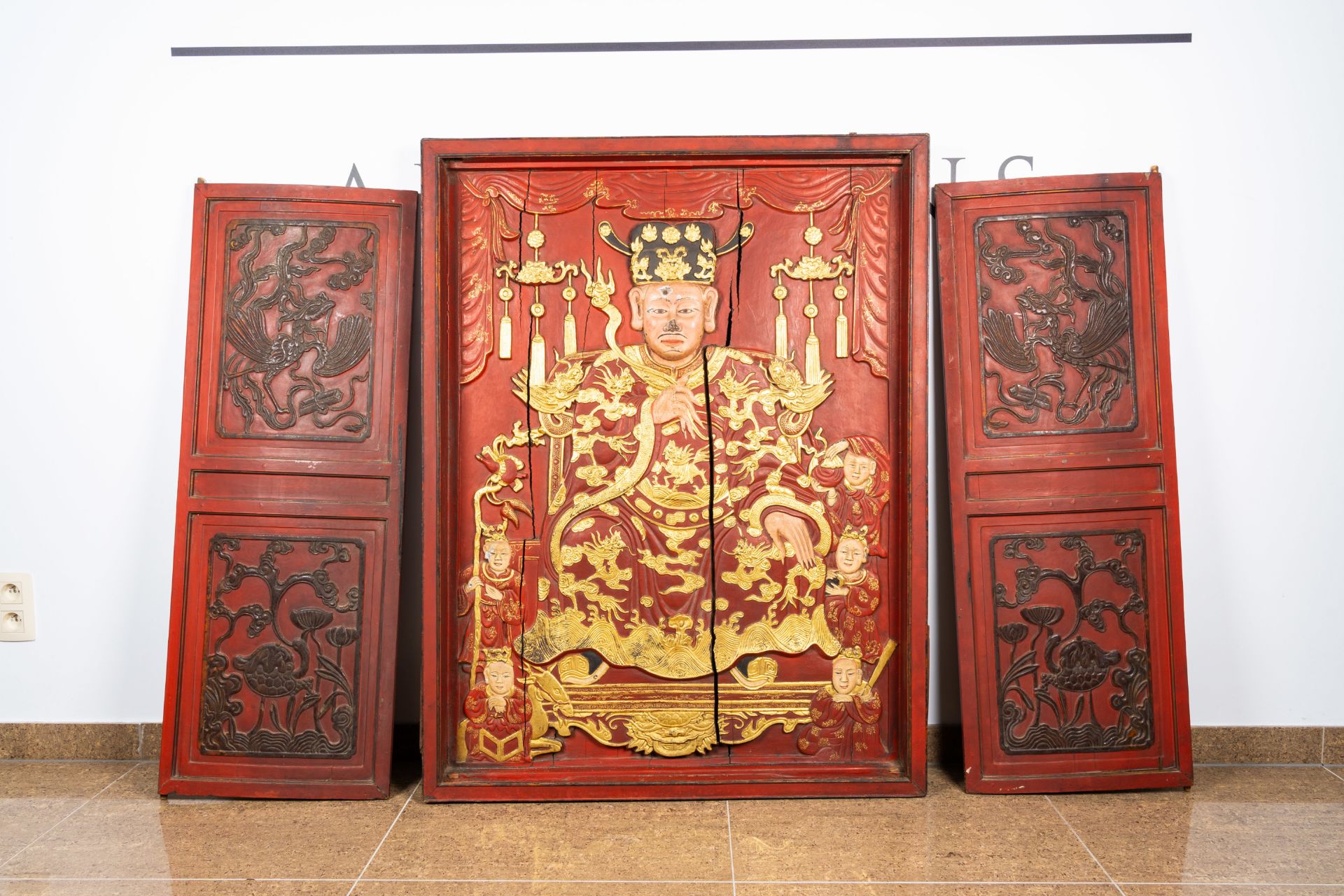 A South-Chinese partly gilt and lacquered house shrine, poss. for the Straits or Peranakan market, 1 - Bild 4 aus 5