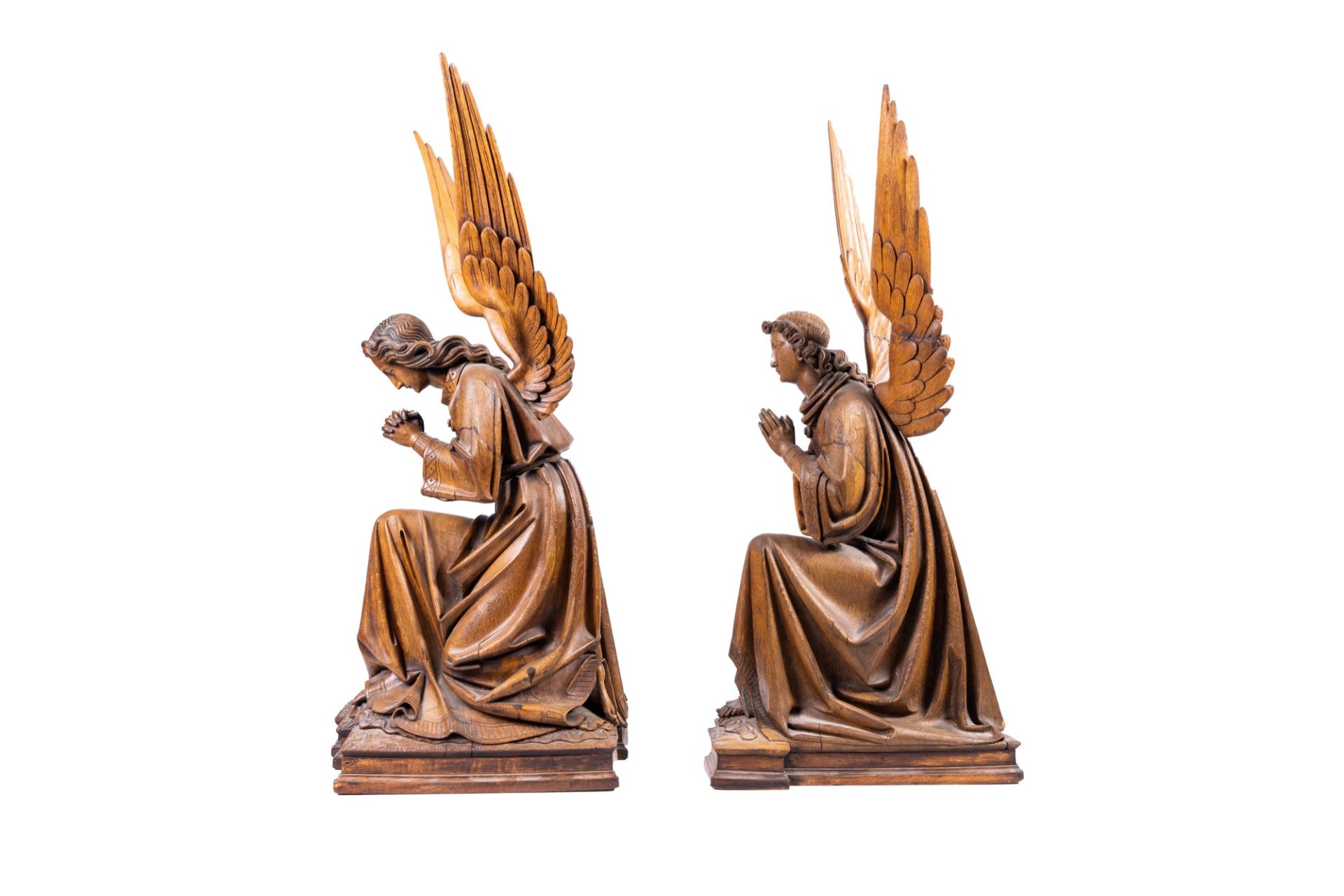 A pair of large carved oak wooden Gothic Revival angels, Belgium or France, 19th C. - Image 4 of 10