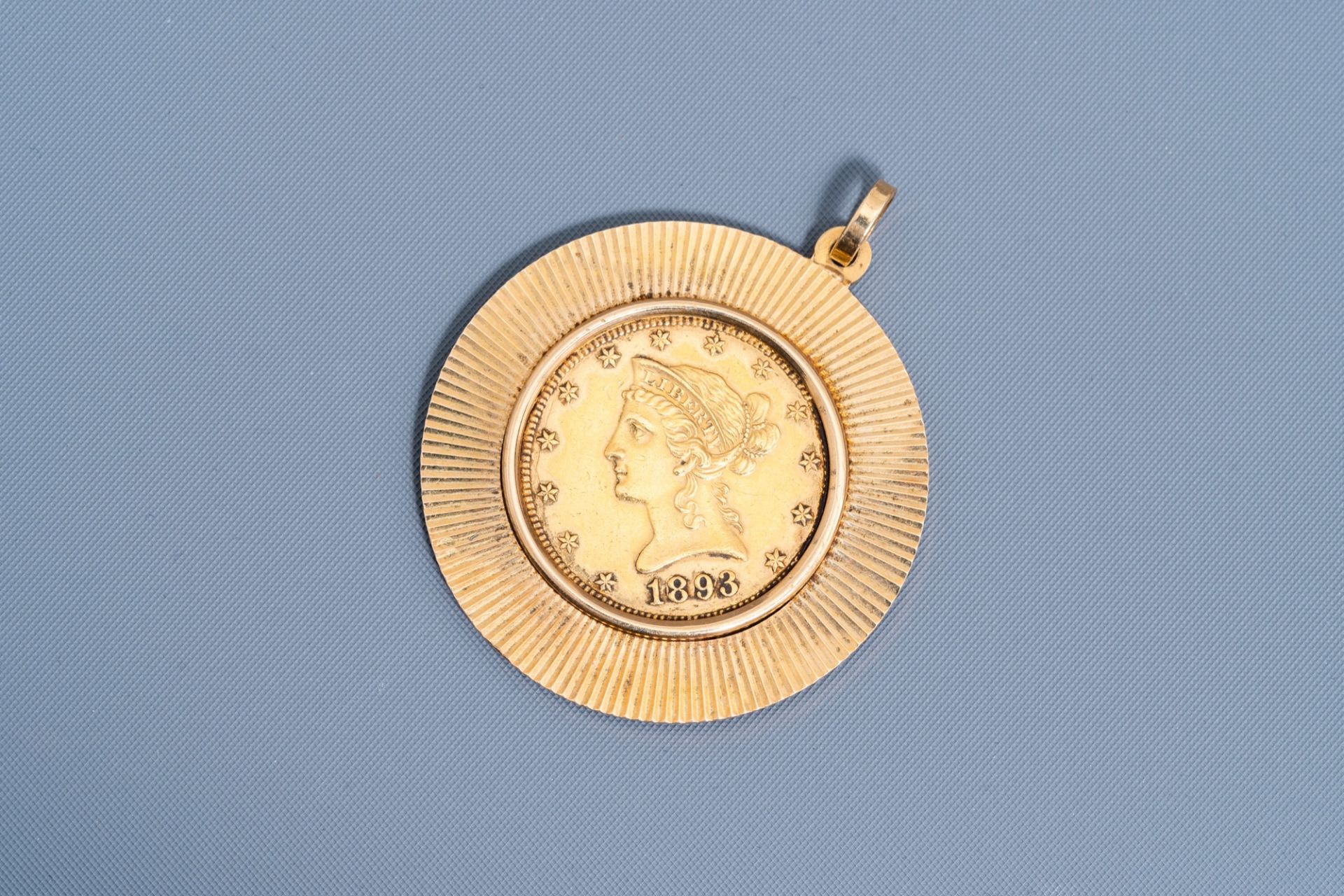 An 18 carat yellow gold pendant set with an 1893 21,6 carat American ten dollar coin, 19th/20th C.
