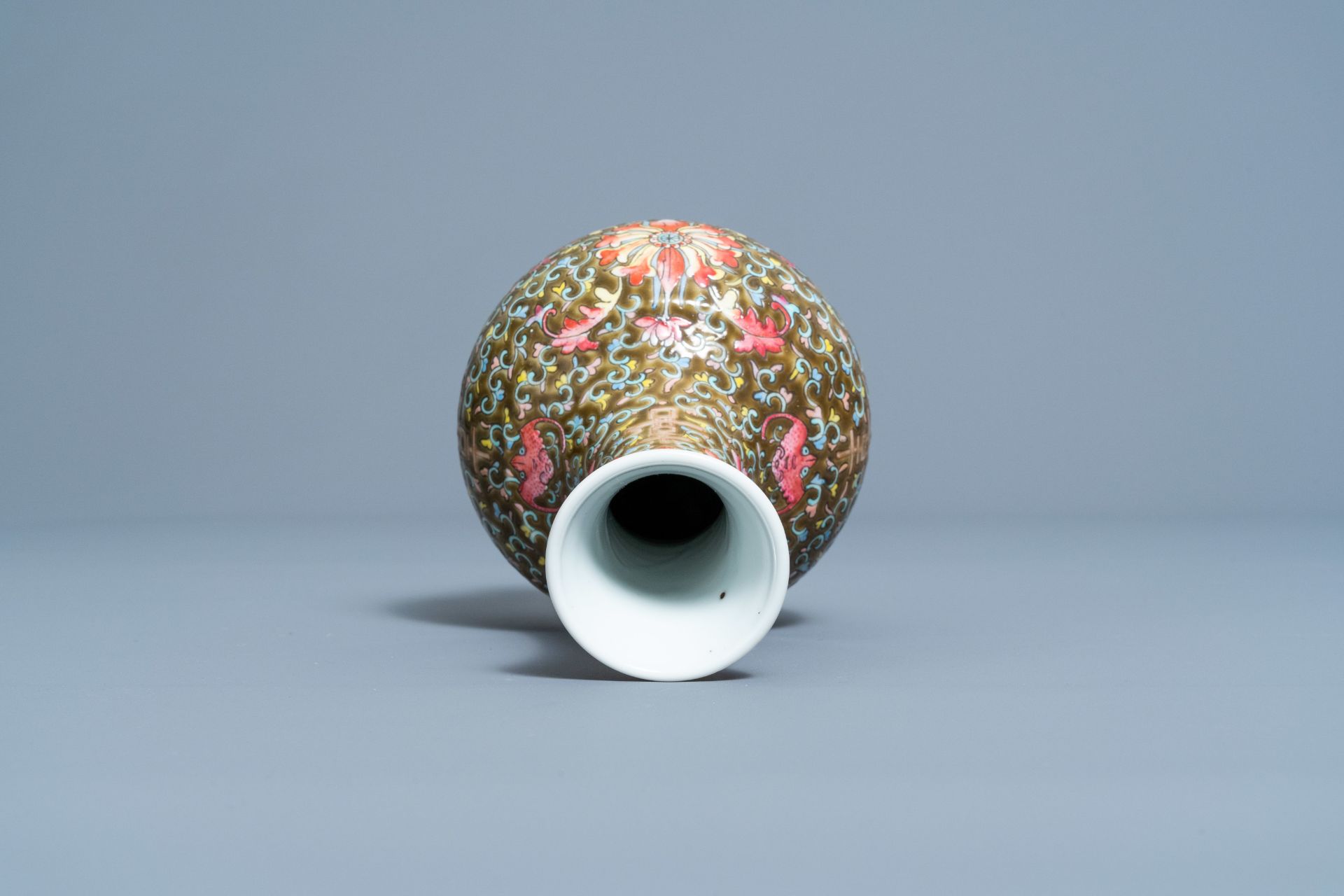 A Chinese famille rose brown ground vase with floral design, 'Happiness' mark, Republic, 20th C. - Image 5 of 6