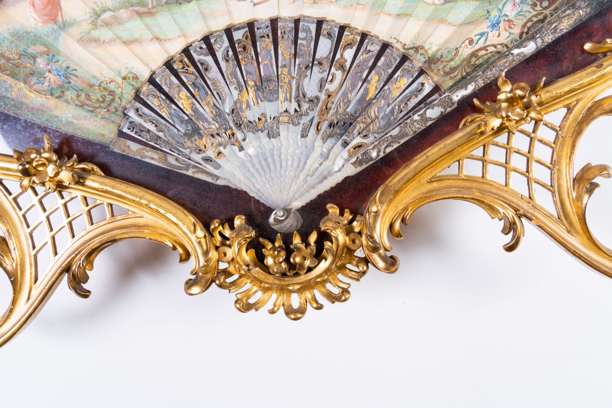 Two finely finished and painted mother-of-pearl, tortoiseshell and silk fans with a gallant scene an - Image 7 of 13