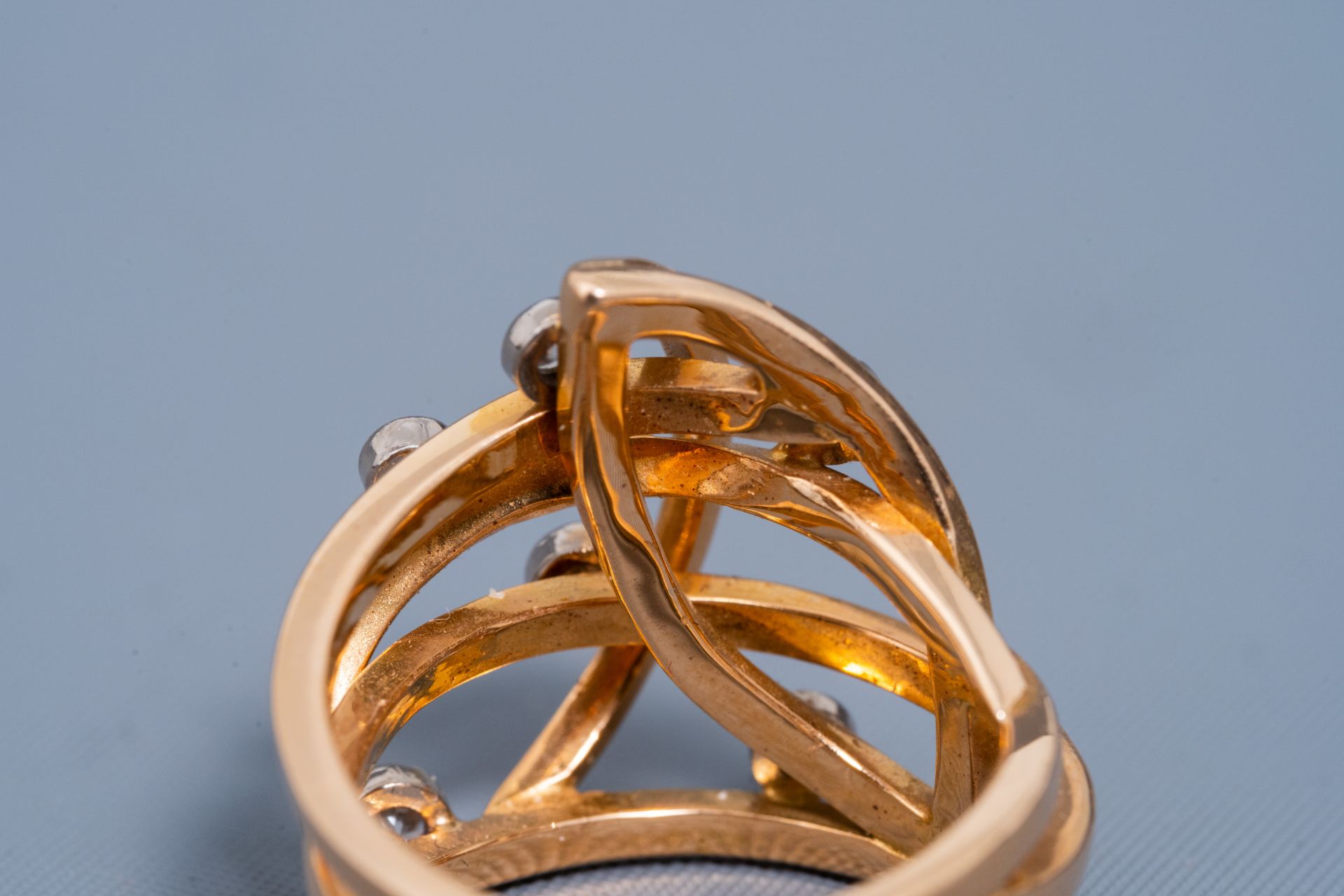 An 18 carat yellow and white gold ring set with six diamonds, 20th C. - Image 5 of 7