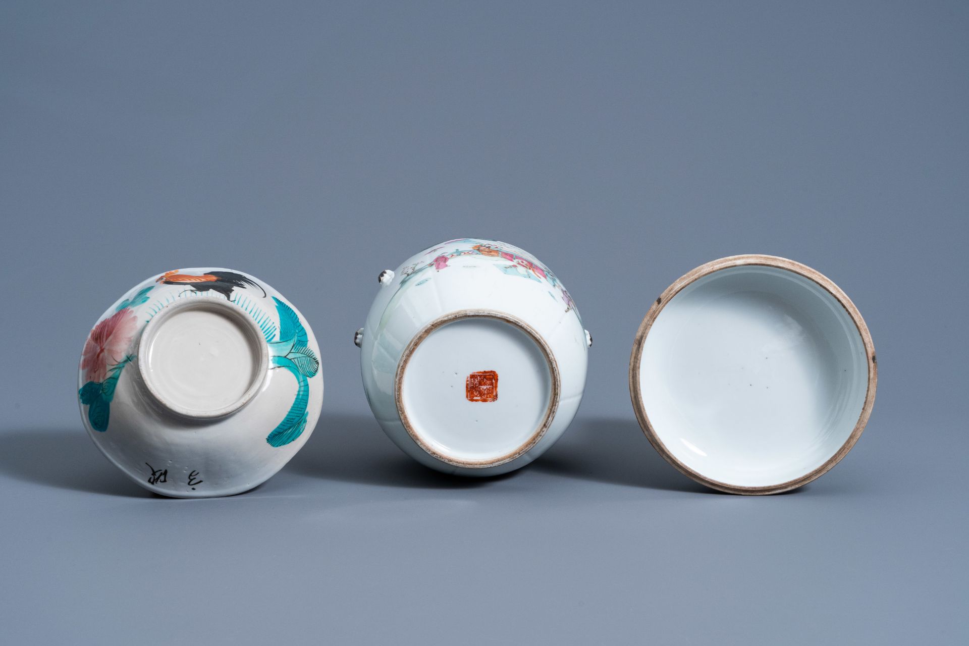 A varied collection of Chinese famille rose and qianjiang cai porcelain, 19th/20th C. - Image 15 of 15