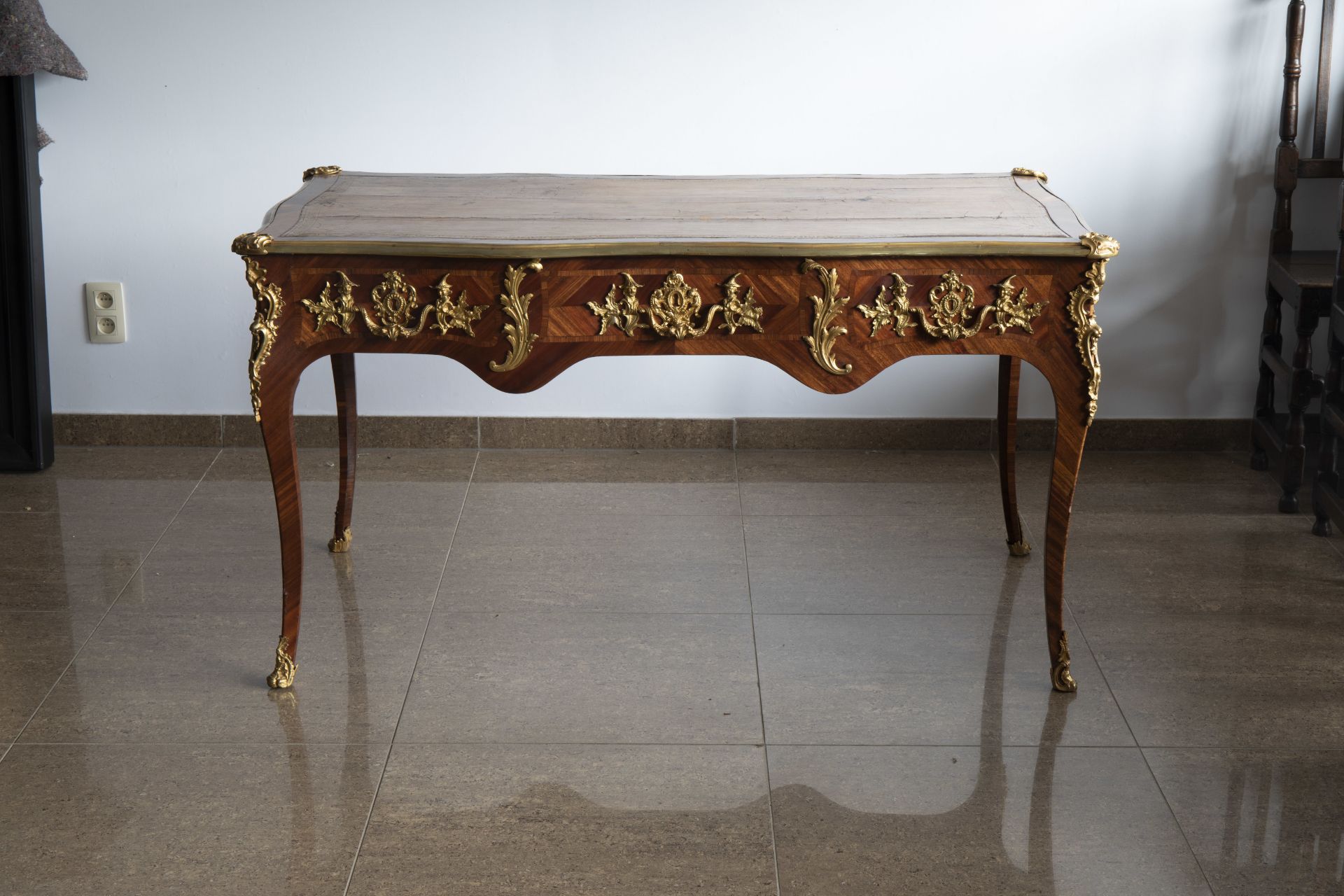 An extremely fine French Louis XV style gilt bronze chinoiserie mounted kingwood bureau plat, mid 18 - Bild 5 aus 7