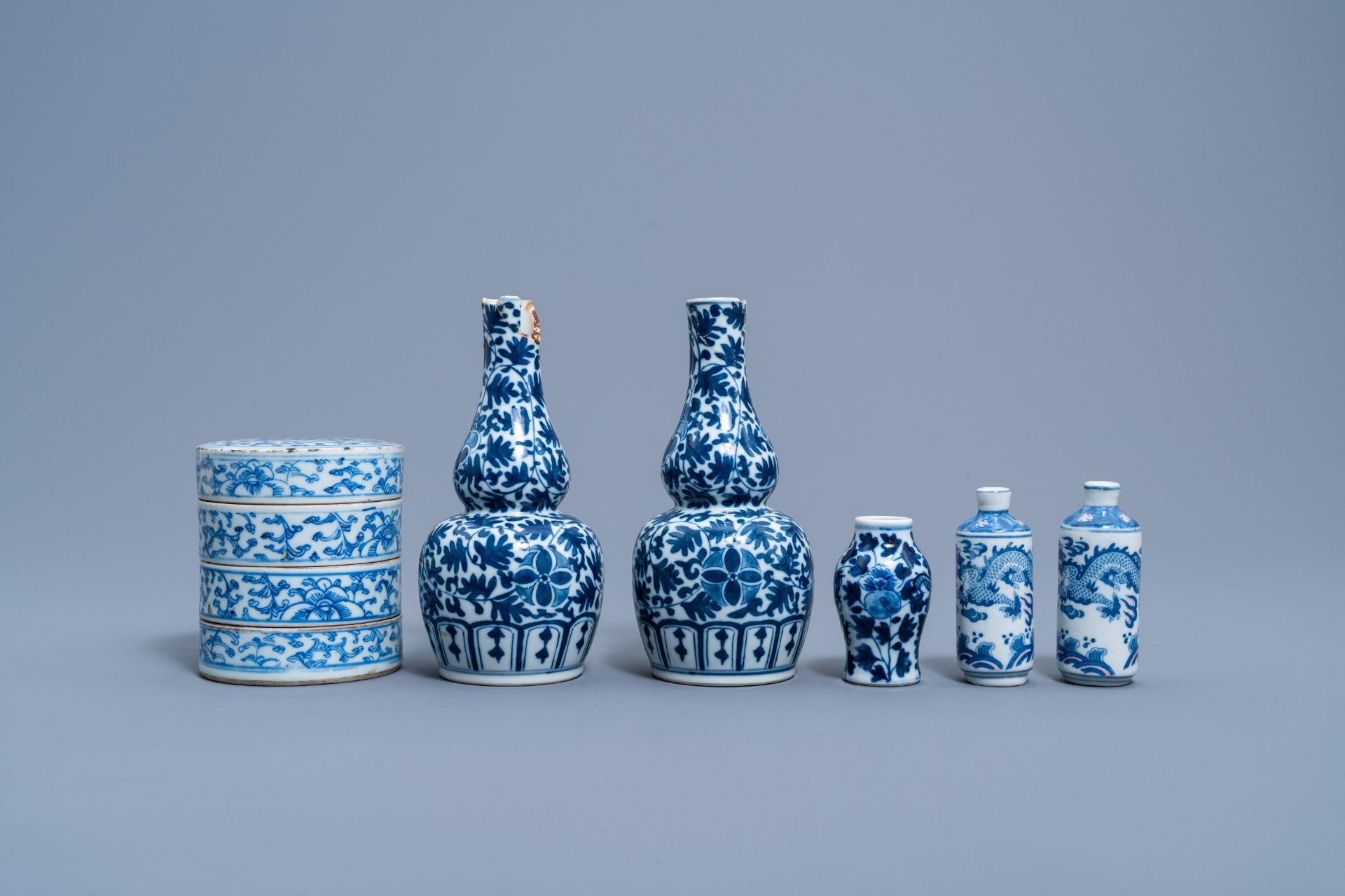 A varied collection of Chinese blue and white porcelain, 19th/20th C. - Image 9 of 15