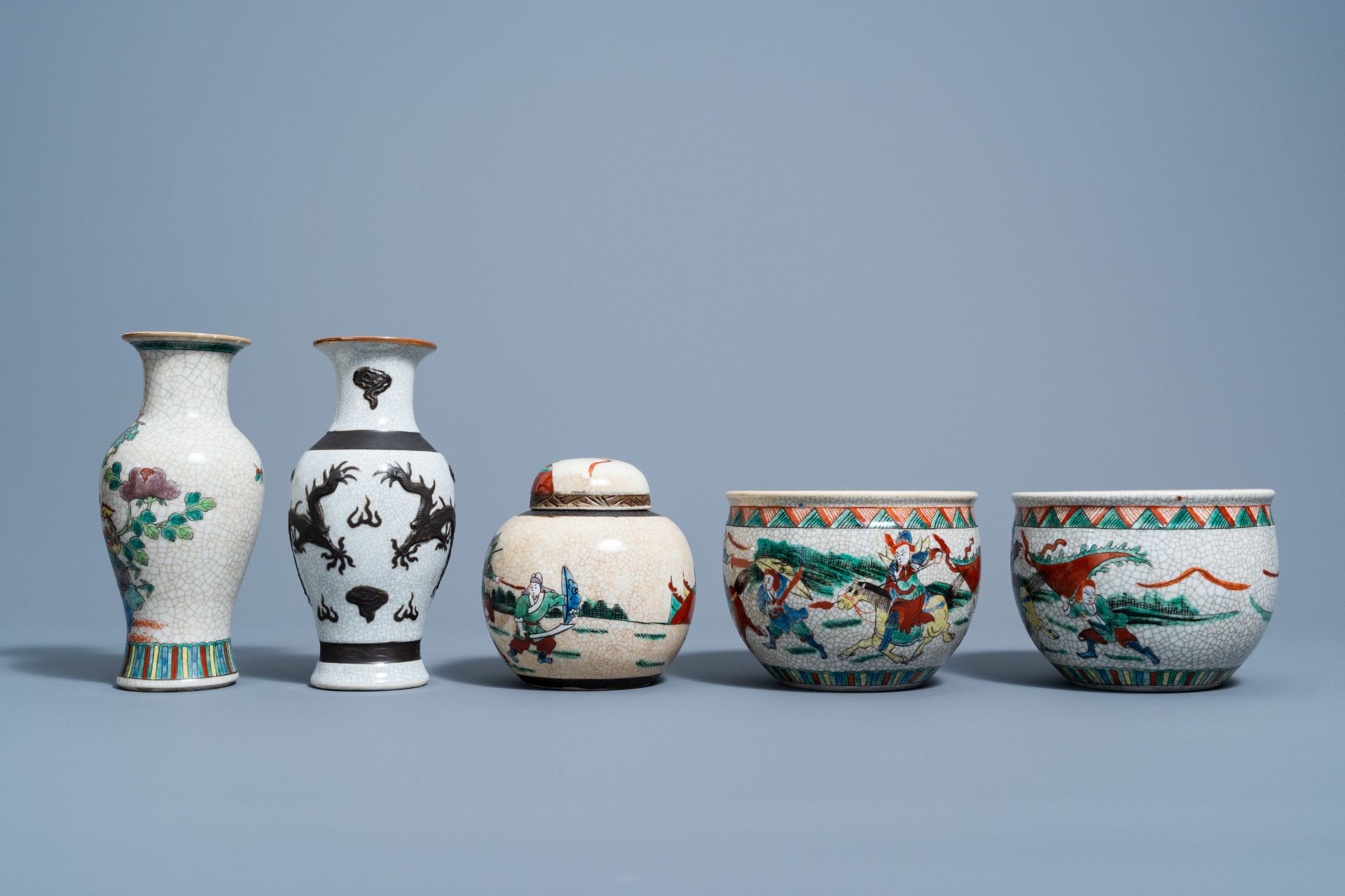 A varied collection of Chinese Nanking crackle glazed famille verte porcelain and a 'dragons' vase, - Bild 3 aus 7