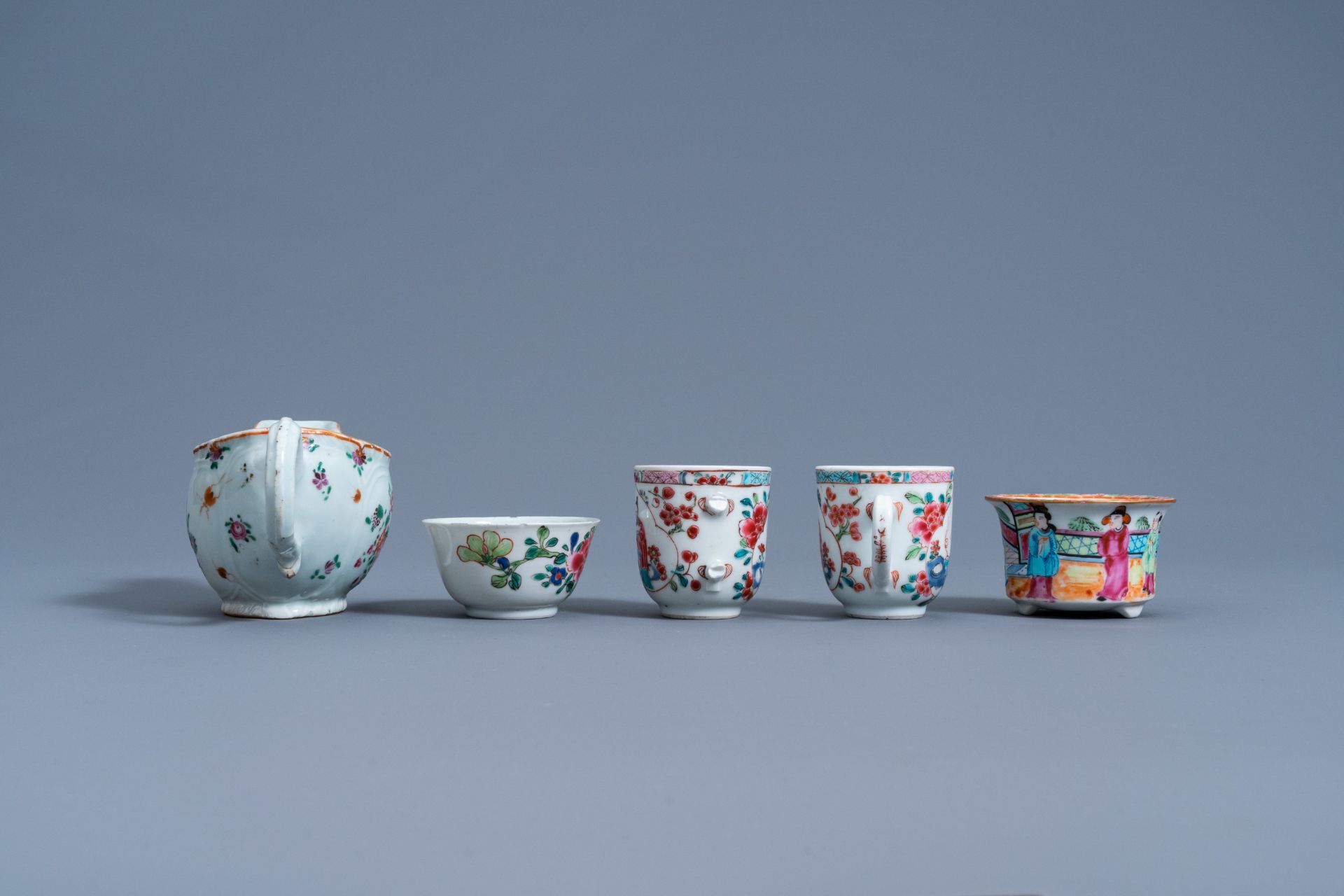 A varied collection of Chinese famille rose porcelain, 18th/19th C. - Image 7 of 9