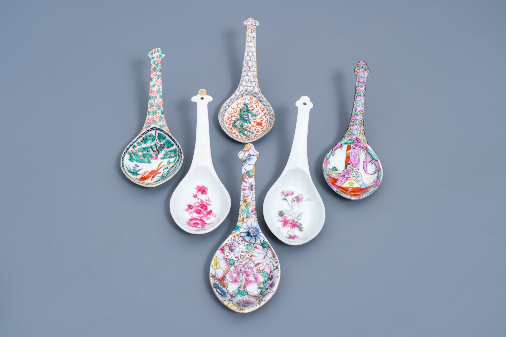 A varied collection of Chinese famille rose and qianjiang cai spoons, 20th C. - Image 5 of 6