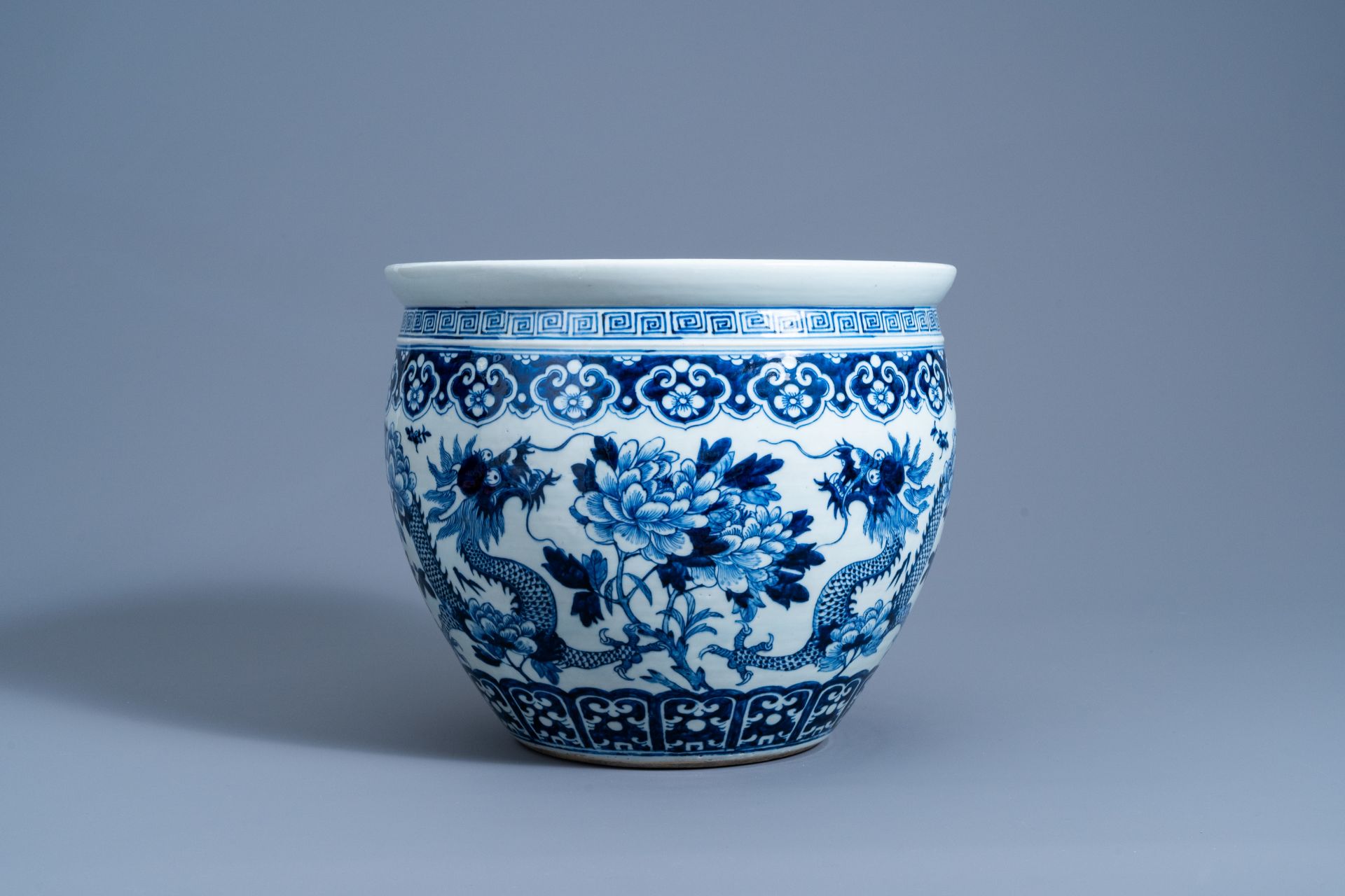 A Chinese blue and white 'dragons' jardinire, 19th C. - Image 6 of 9