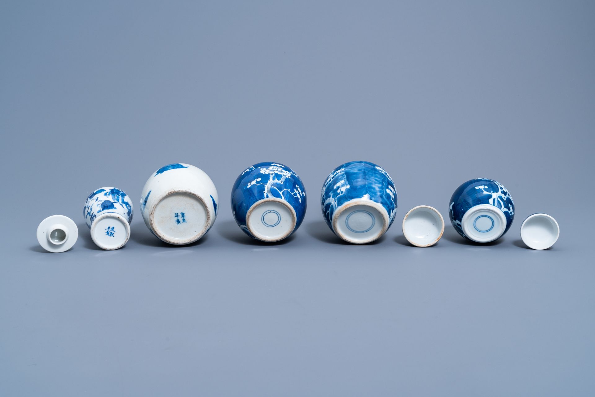 A varied collection of Chinese blue and white porcelain, 19th/20th C. - Image 7 of 15