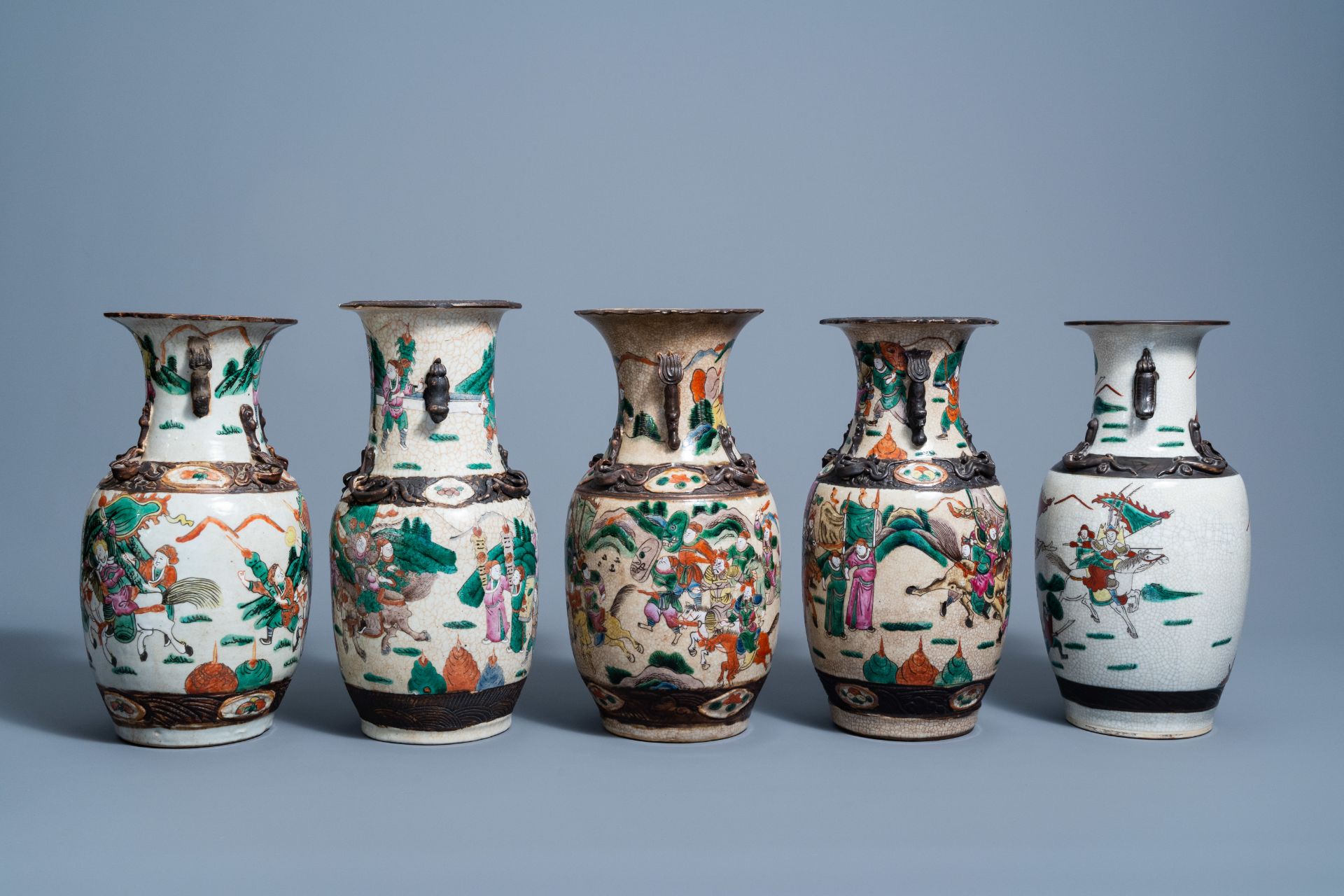 Five Chinese Nanking crackle glazed famille rose and verte vases with warrior scenes, 19th/20th C. - Bild 3 aus 7