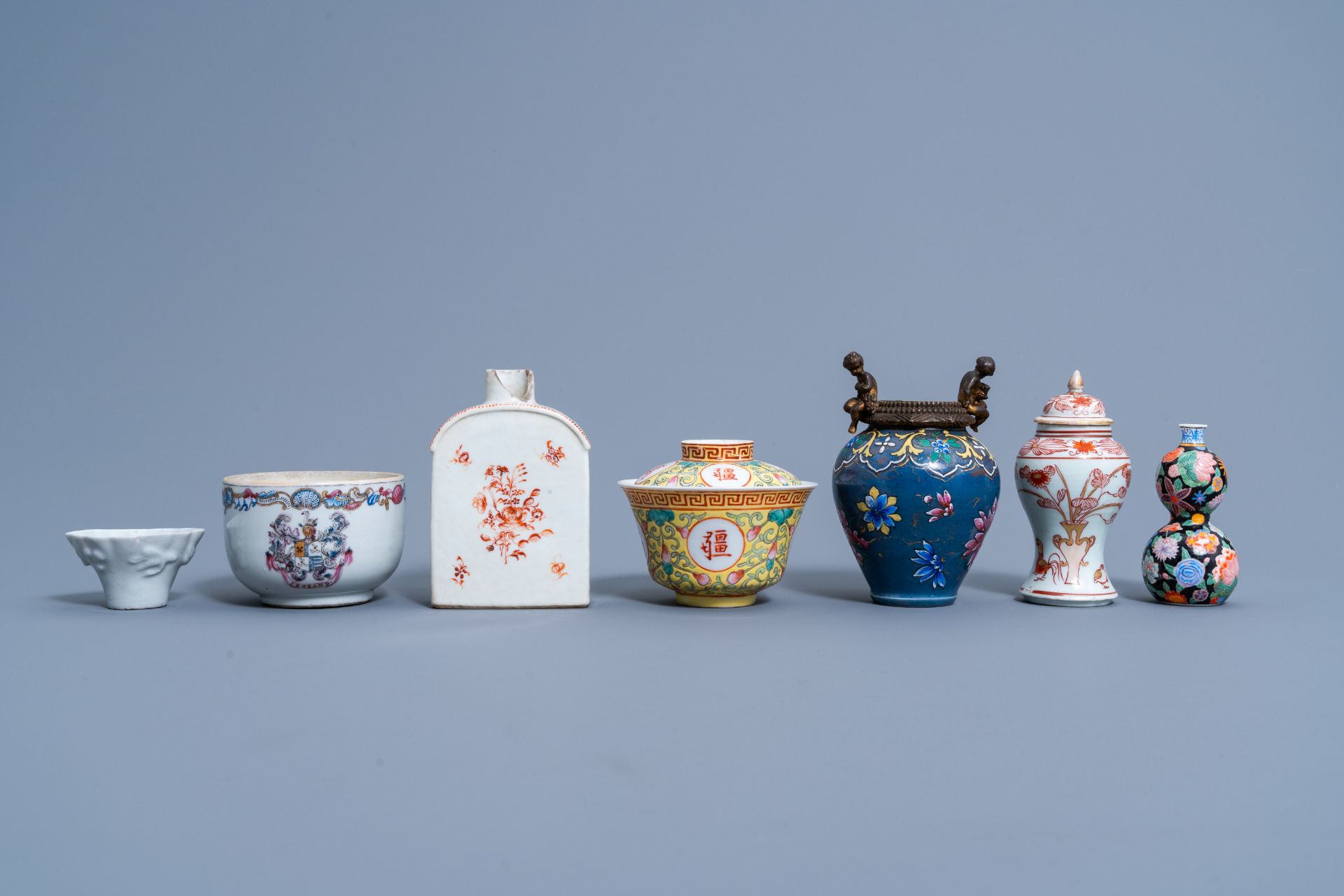 A varied and extensive collection of Chinese polychrome porcelain, Kangxi and later - Image 7 of 11