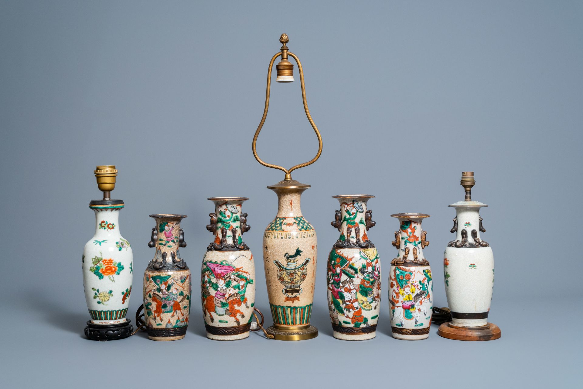 A varied collection of Chinese Nanking crackle glazed famille rose and verte porcelain, 19th/20th C. - Bild 4 aus 7