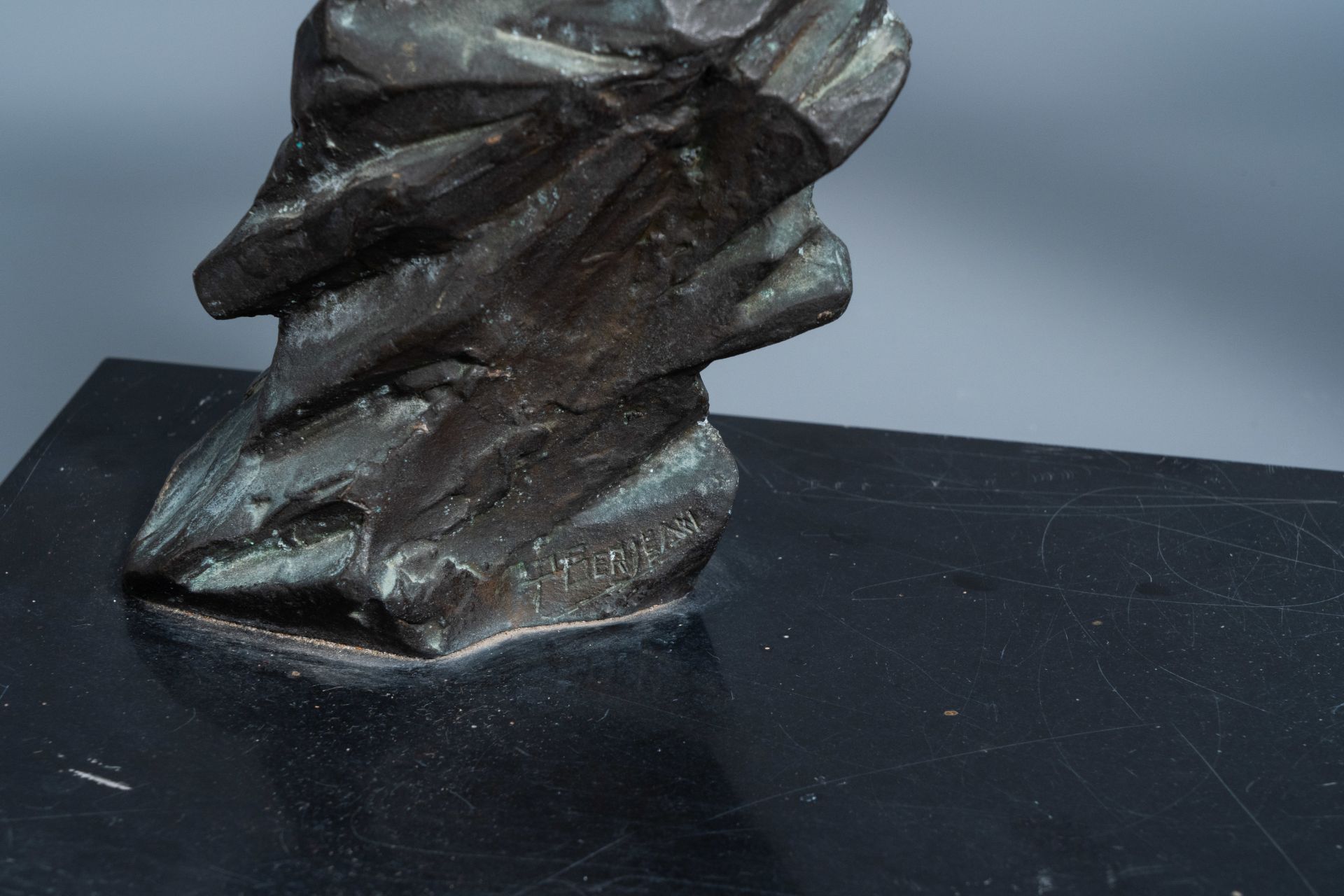 P. Berjean (20th C.): The hunter, patinated bronze on a black marble base - Image 3 of 3