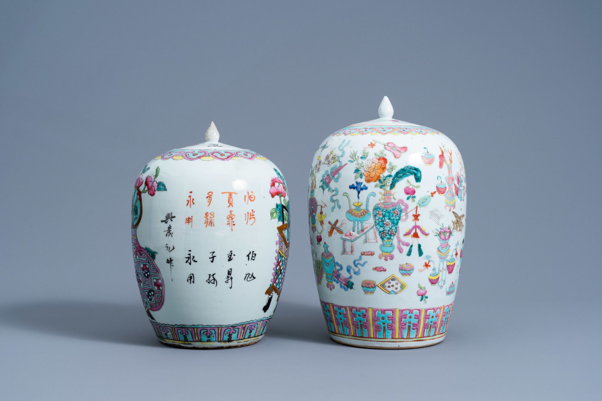 Two Chinese famille rose 'antiquities' jars and covers, 19th C. - Bild 5 aus 7