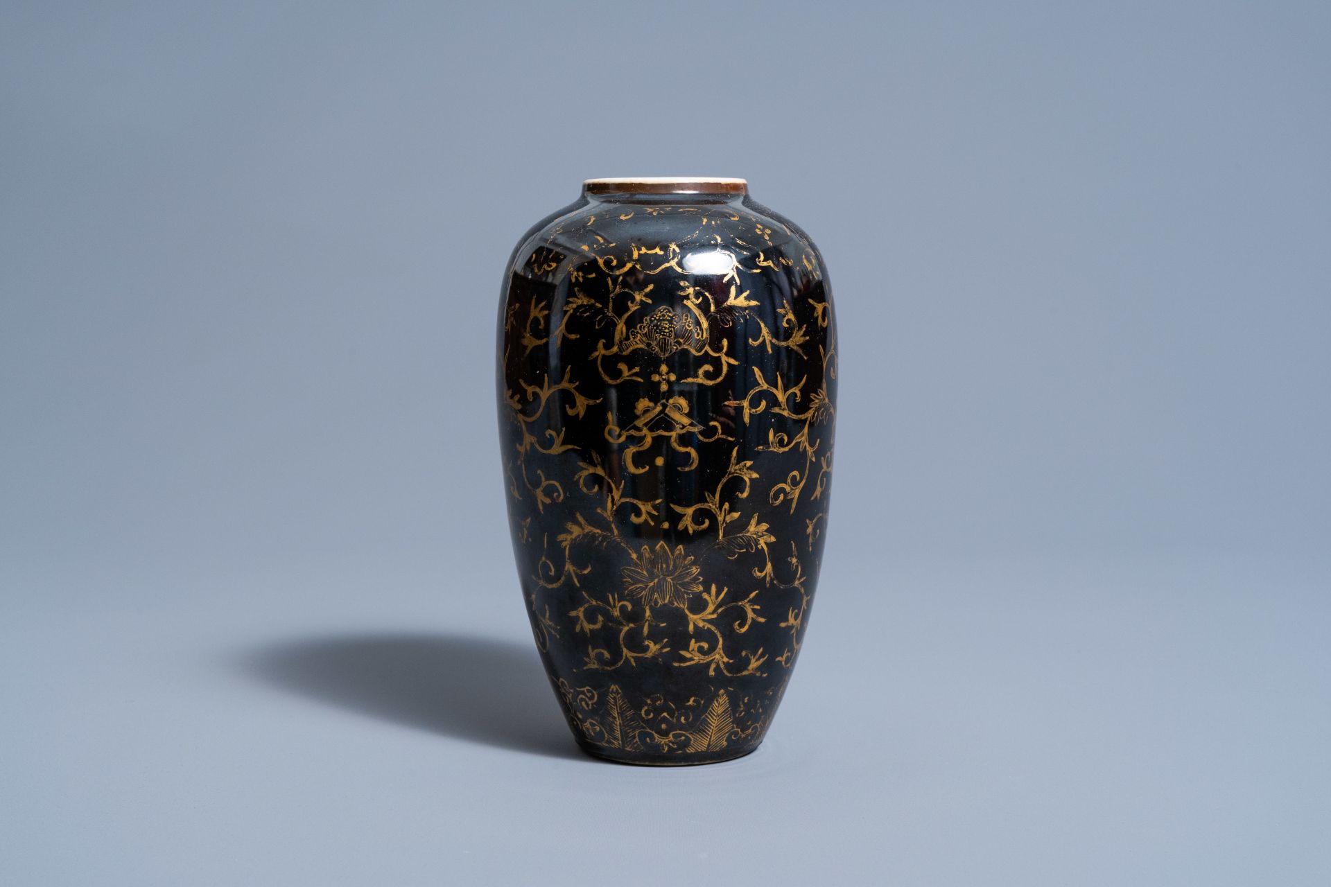 A Chinese monochrome black vase with gilt lotus scrolls, 19th C. - Image 4 of 7