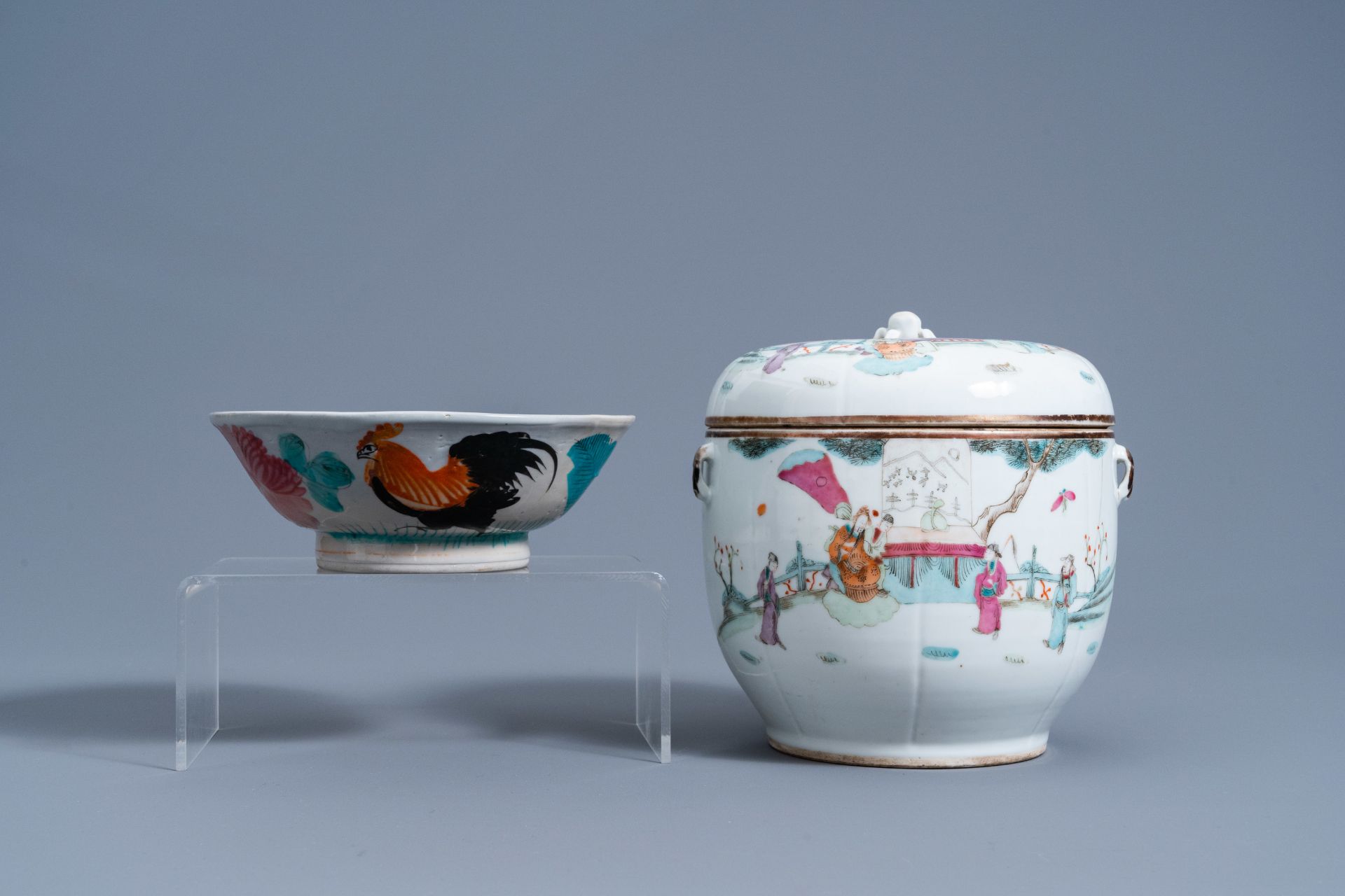 A varied collection of Chinese famille rose and qianjiang cai porcelain, 19th/20th C. - Image 10 of 15