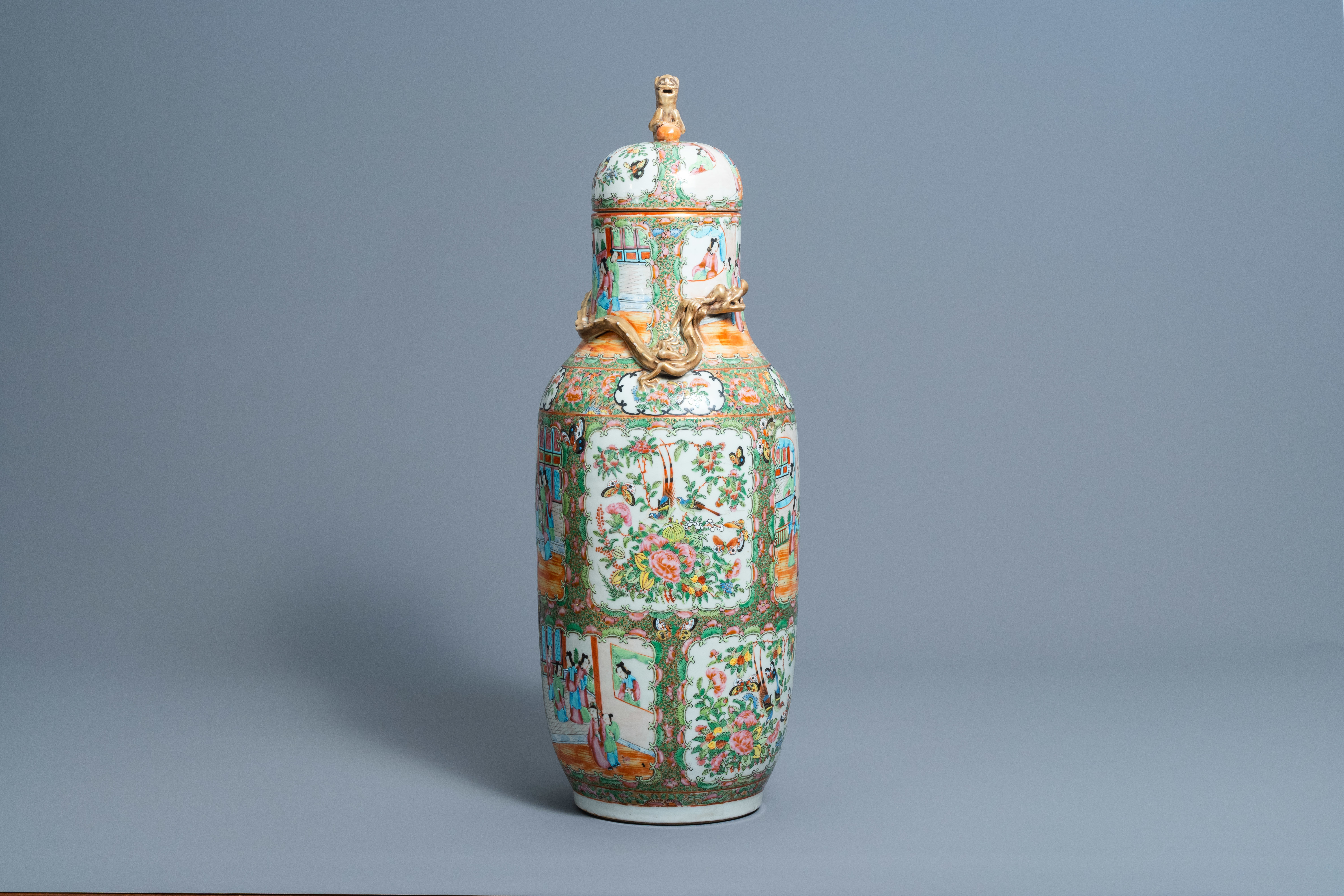 A Chinese Canton famille rose vase and cover with dragon relief design, 19th C. - Image 4 of 6
