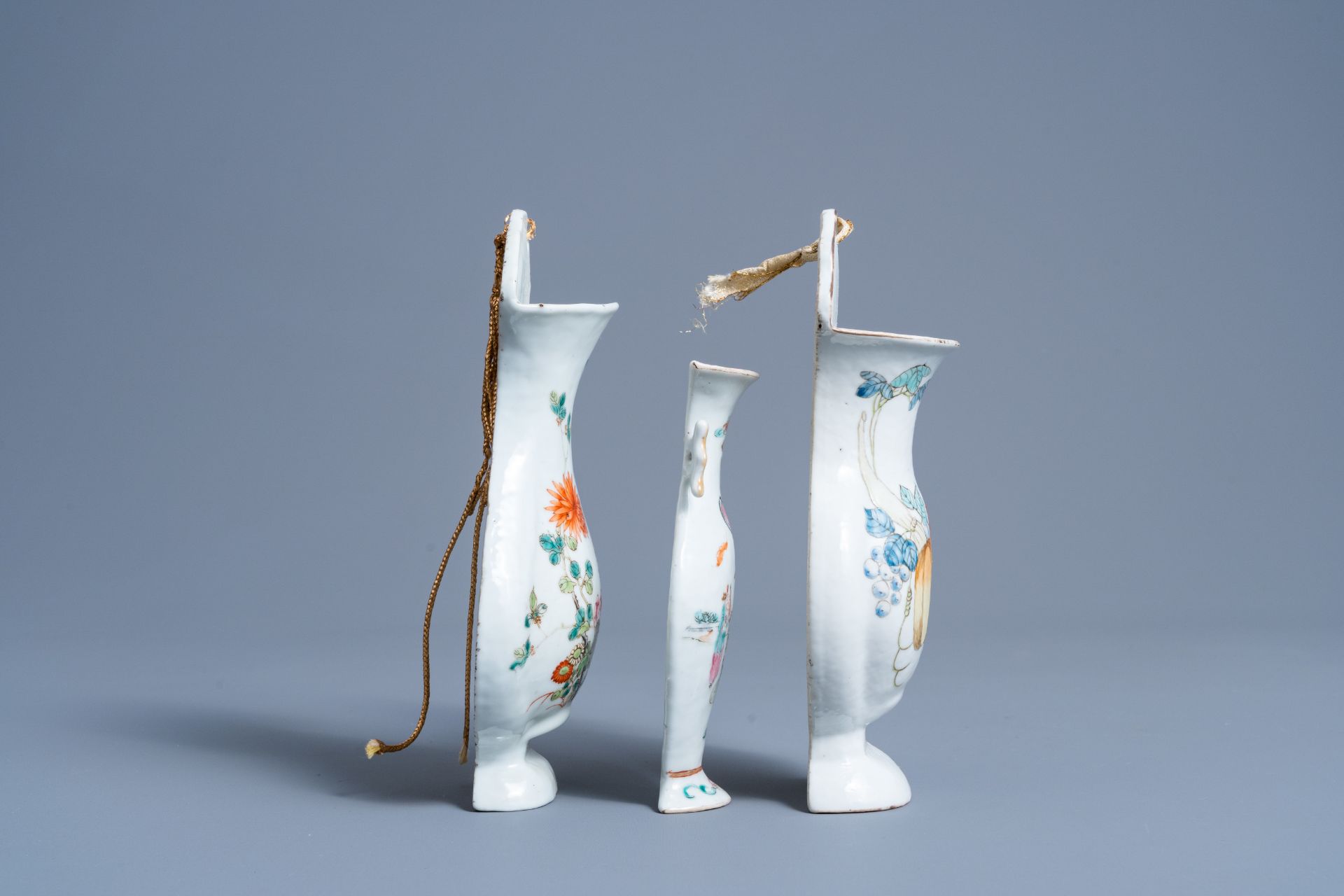 A varied collection of Chinese famille rose porcelain, 19th/20th C. - Image 7 of 15