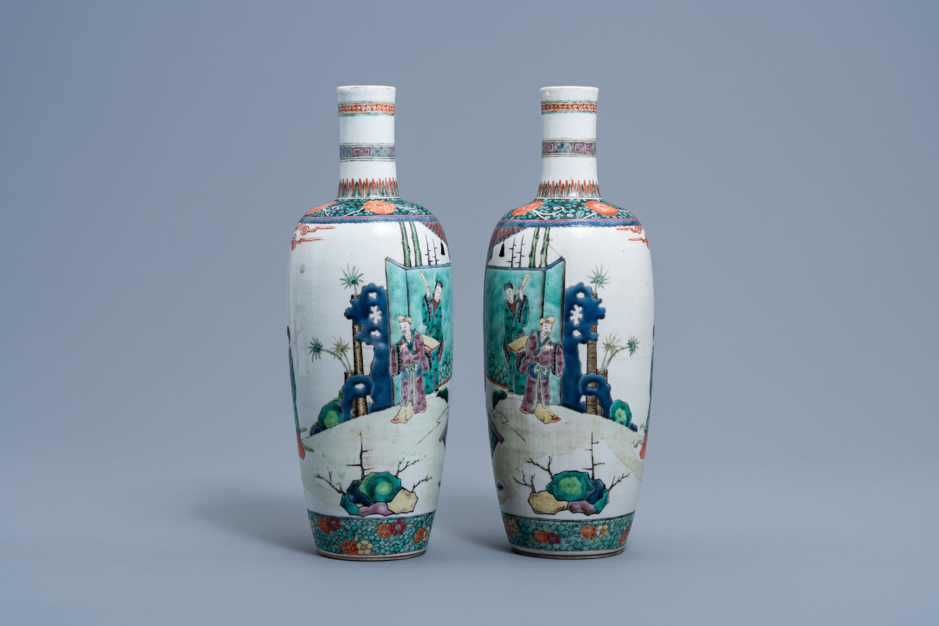 A pair of Chinese bottle shaped famille verte vases with figures in a landscape, 19th C. - Image 4 of 6