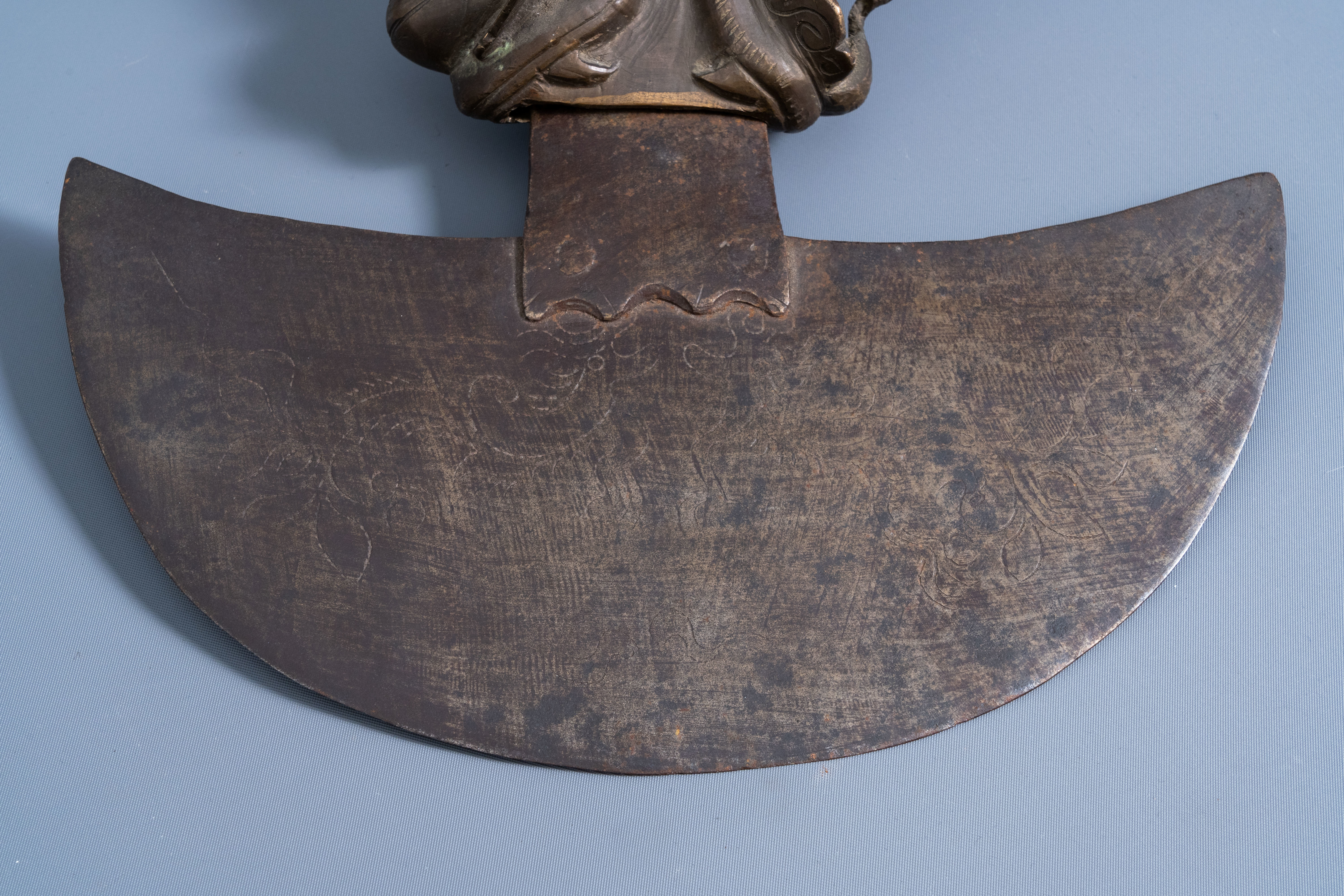 A Tibetan bronze and iron ceremonial axe or kartika with engraved design, 19th/20th C. - Image 6 of 8