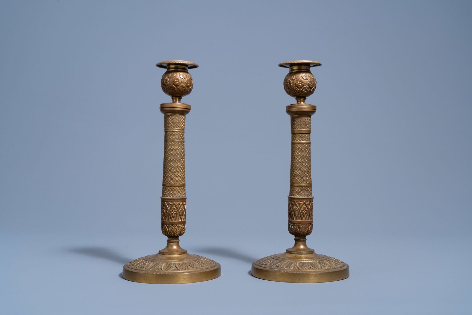 A pair of French bronze candlesticks with floral design, 19th C. - Bild 4 aus 7