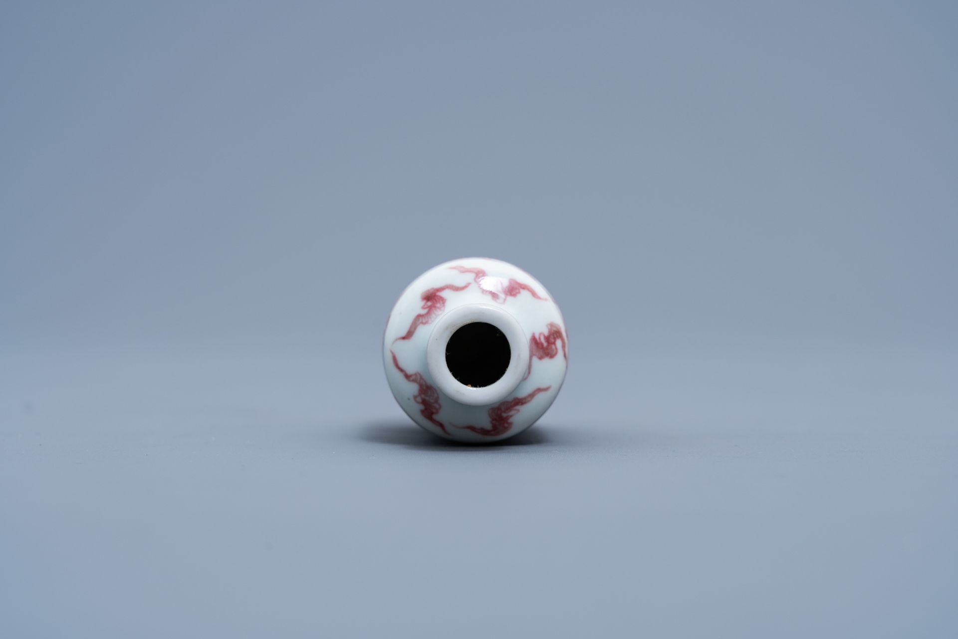 A Chinese blue, white and copper red 'animals' snuff bottle, Yongzheng mark, 20th C. - Image 5 of 6