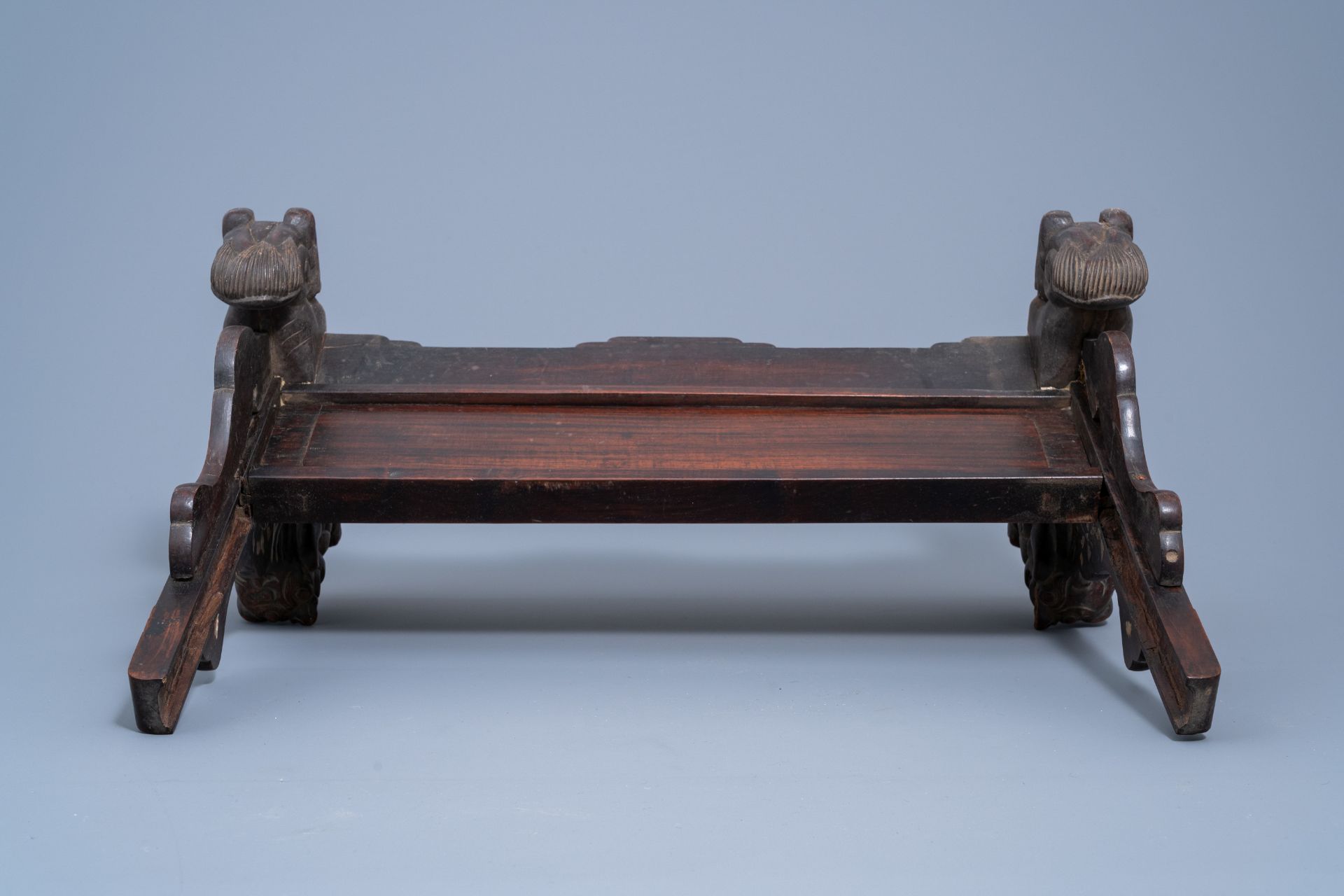 A Chinese mother-of-pearl-inlaid wood table screen, 19th C. - Image 7 of 8