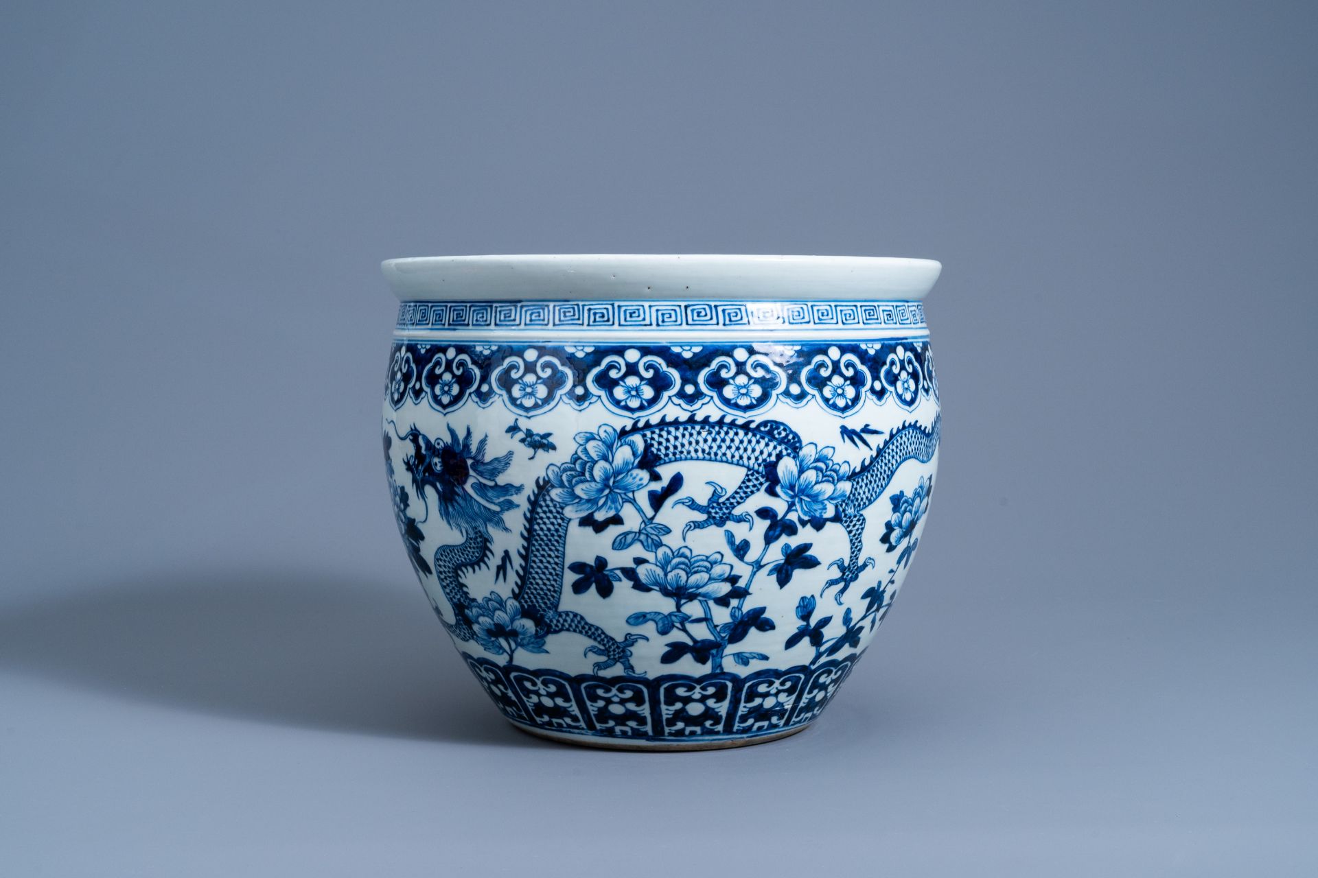 A Chinese blue and white 'dragons' jardinire, 19th C. - Image 7 of 9
