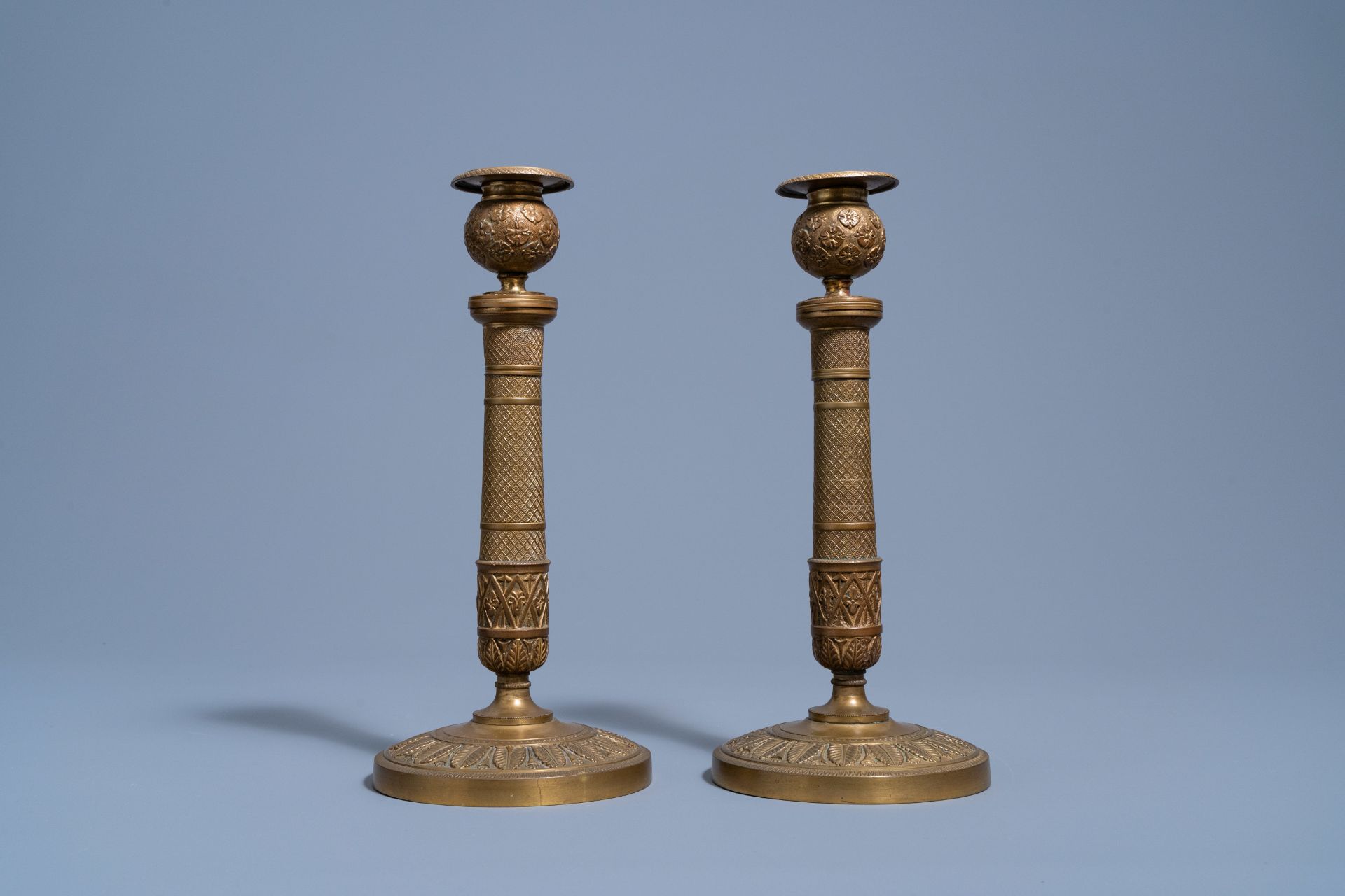 A pair of French bronze candlesticks with floral design, 19th C. - Bild 2 aus 7